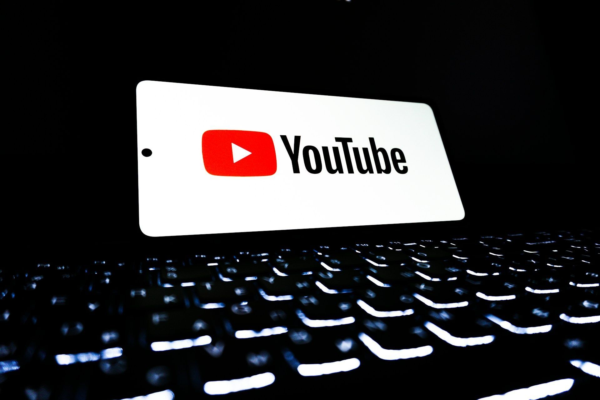 YouTube майже вдвічі підняв ціну Premium в Україні: які суми називають
