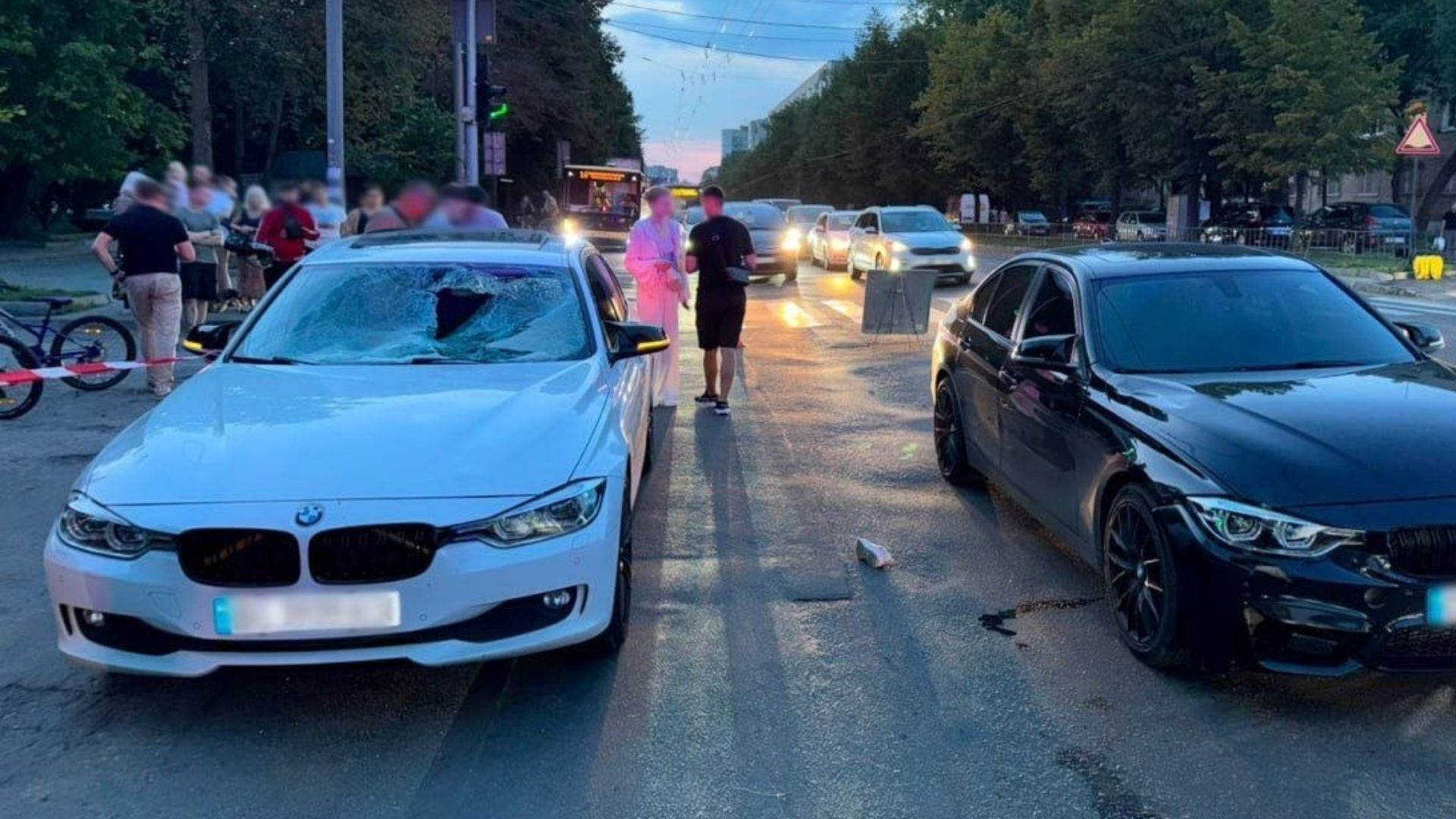 Во Львове две машины сбили отца с 8-летним ребенком на пешеходном переходе