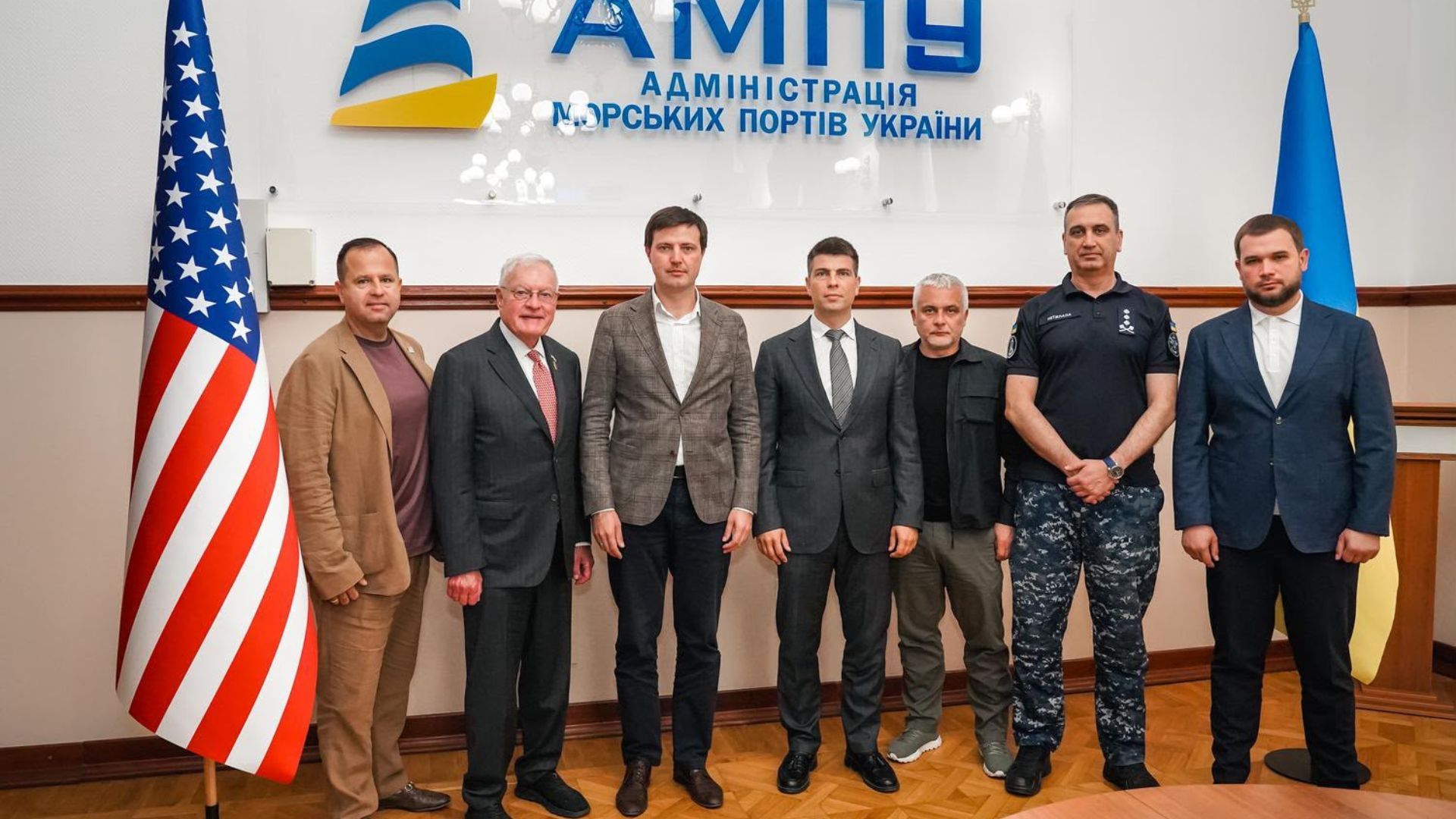 Кіт Келлог прибув до України та відвідав Одеський морський порт
