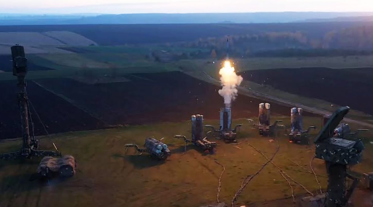 Робота українського зенітного ракетного дивізіону ЗРК С-300 Робота українського зенітного ракетного дивізіону ЗРК С-300