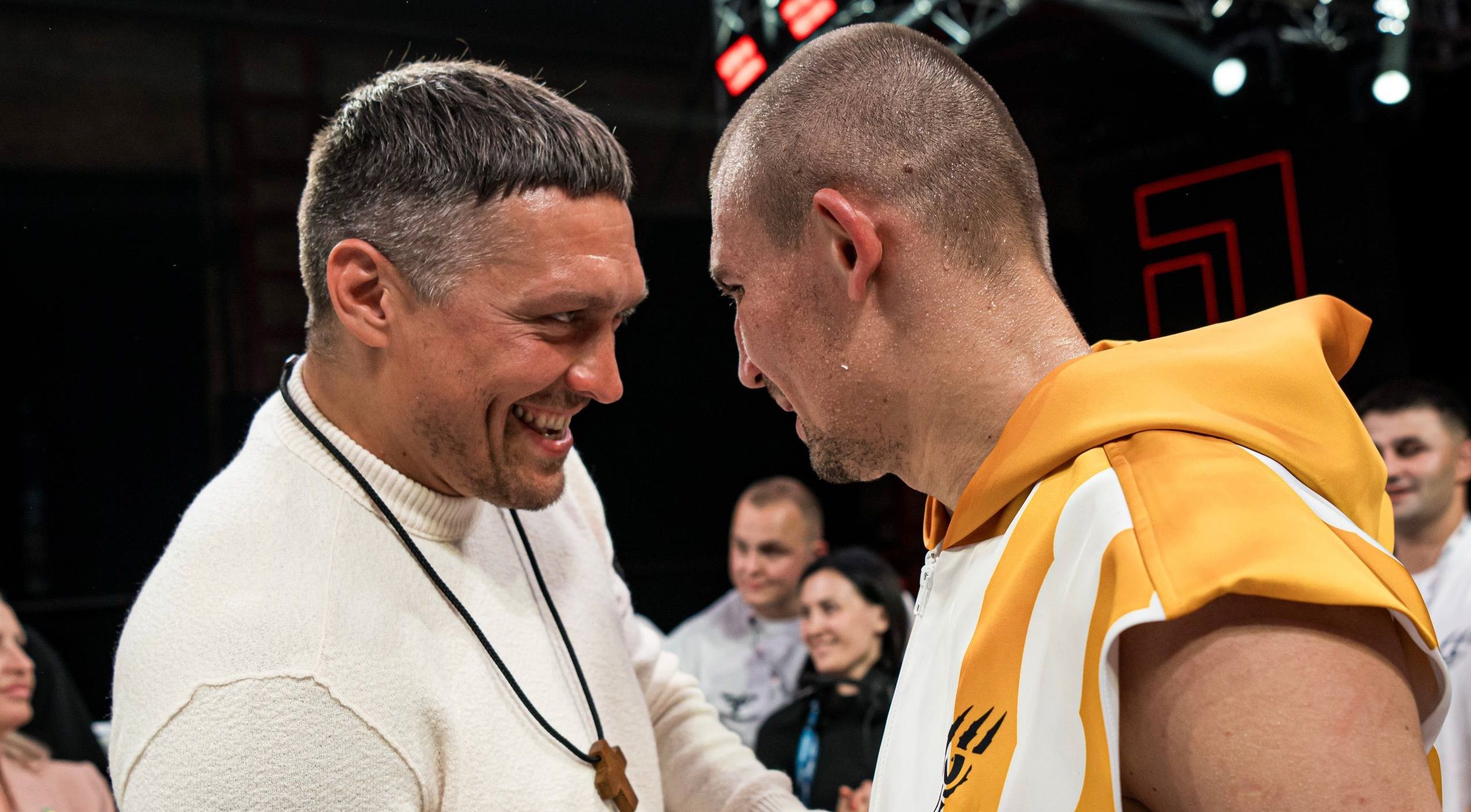 Усик привітав Хижняка із перемогою Усик привітав Хижняка із перемогою