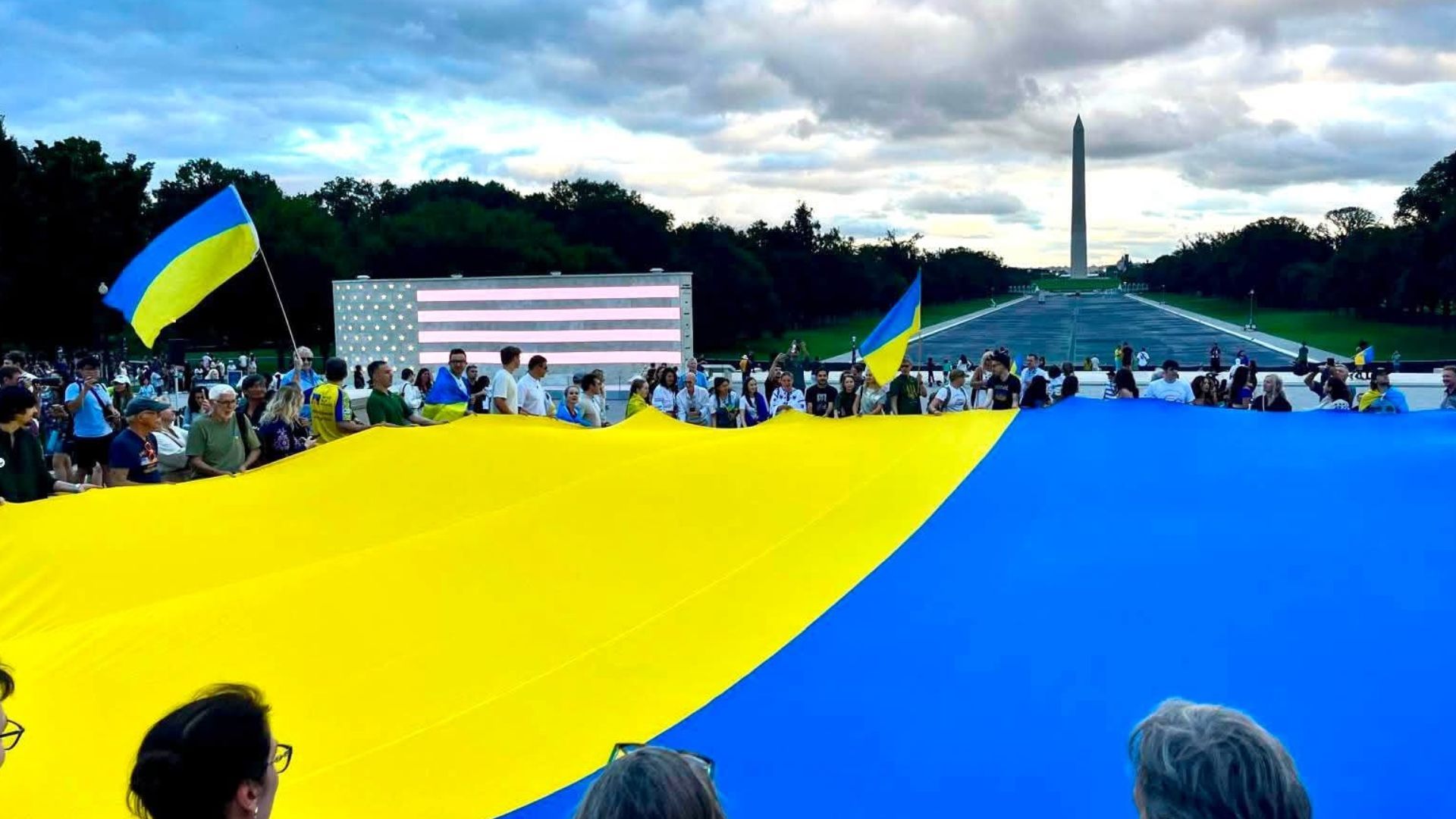 В США развернули гигантский флаг в честь Дня Независимости Украины