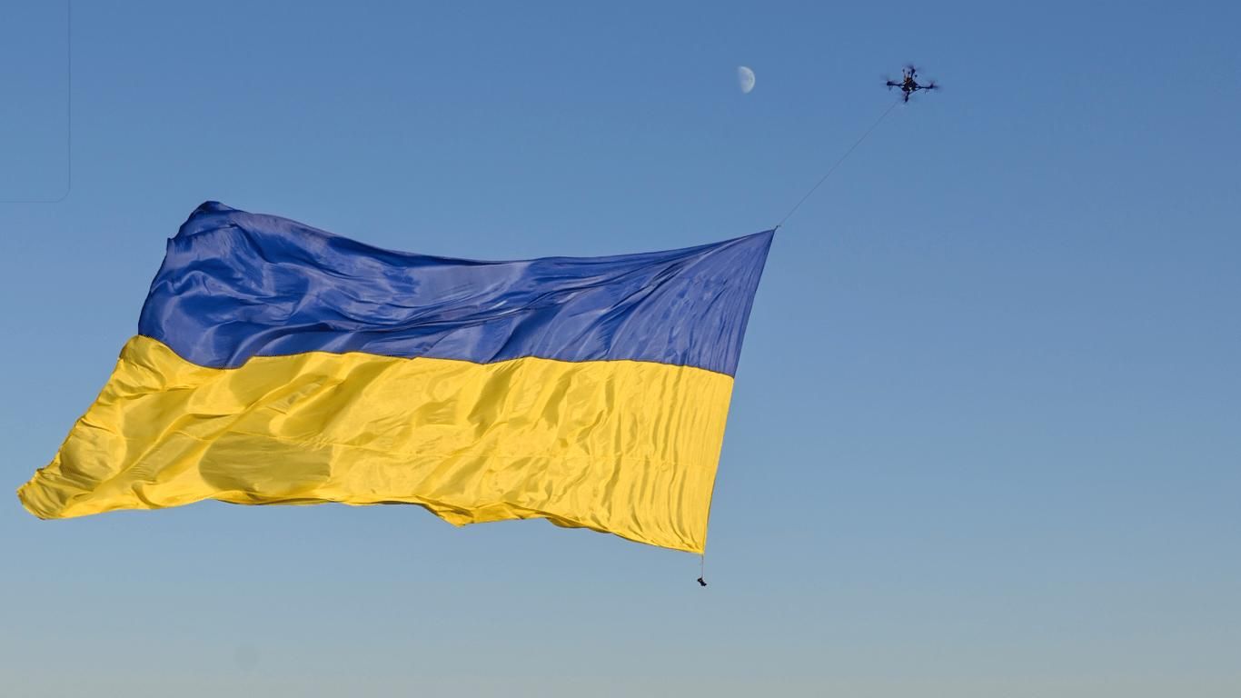 Над Чорним морем замайорів величезний прапор України