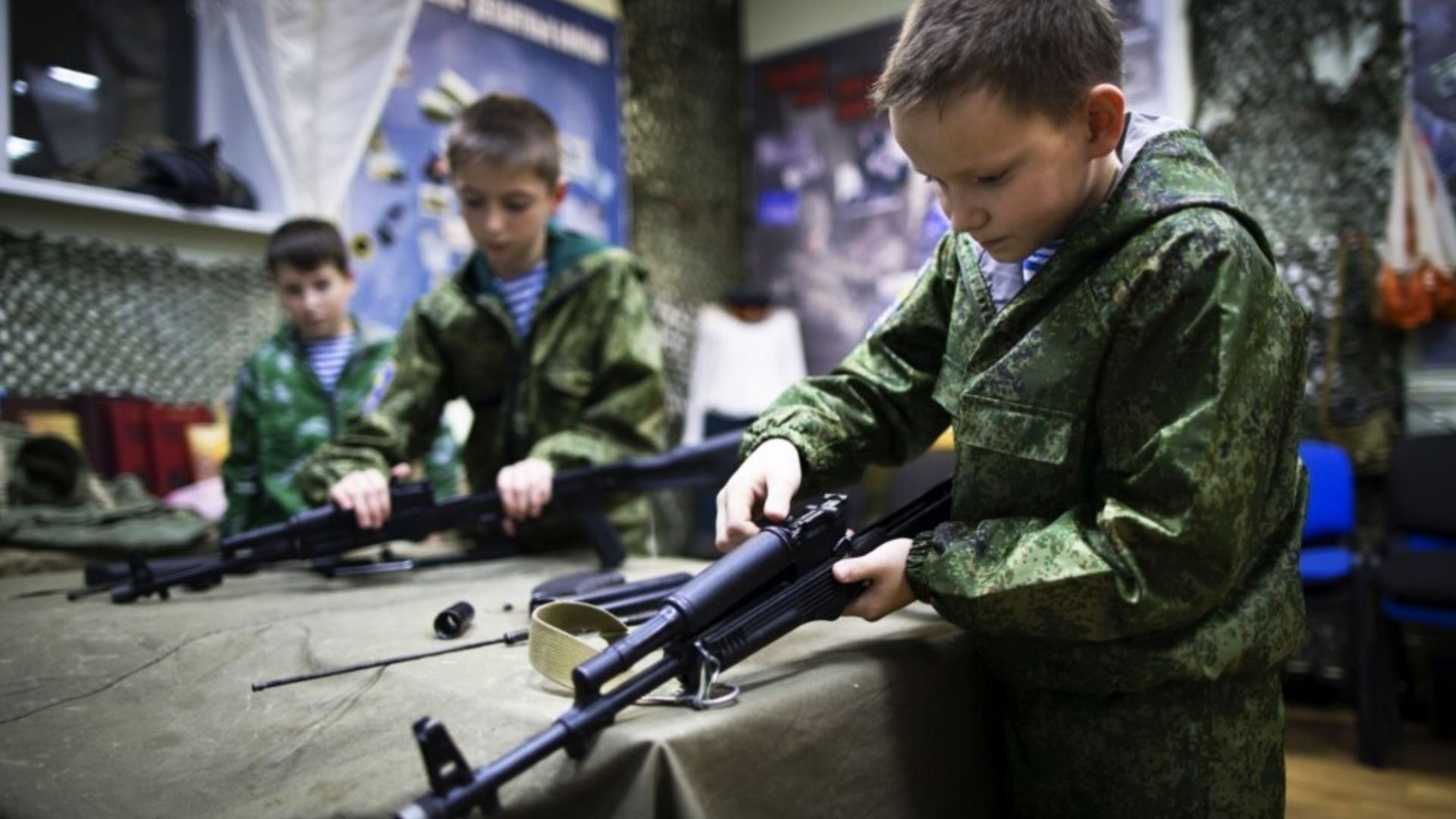 Росіяни запроваджують обов'язкову військову підготовку в школах на окупованих територіях