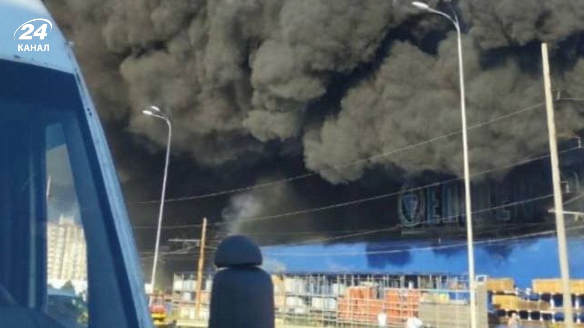 Россияне попали по двум "Эпицентрам" в Одессе: там возникли масштабные пожары