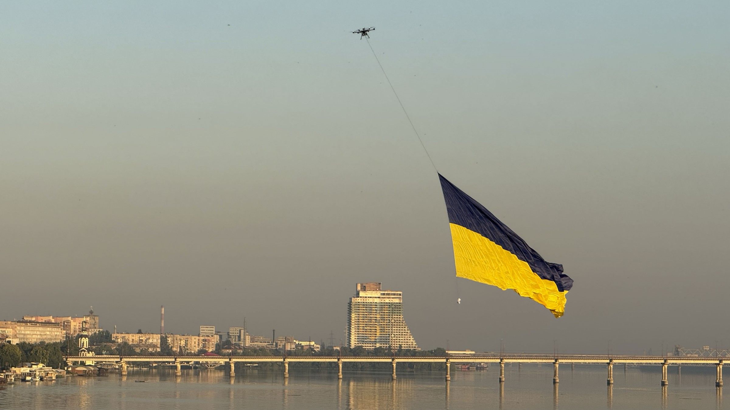 Над Днепром развелся флаг Украины: его поднял дрон Banshee M22 – 24 Канал