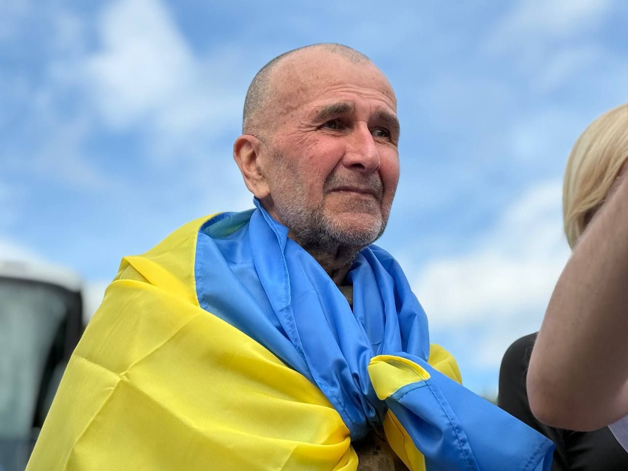 Це як втратити повітря: звільнений з полону ексмер Херсона не стримав сліз в День Незалежності
