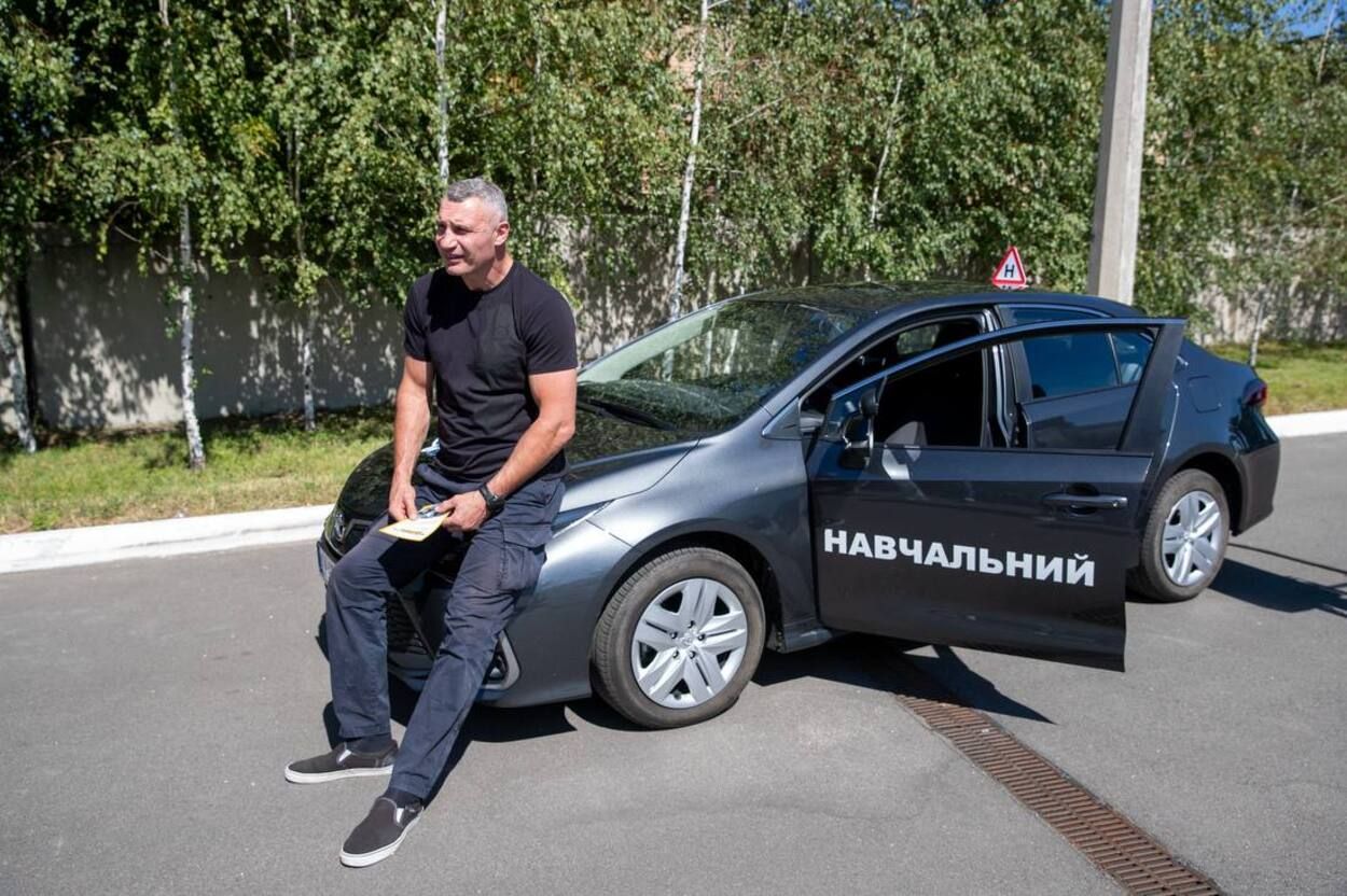 Кличко открыл в Киеве первую в Украине муниципальную специализированную автошколу для ветеранов с инвалидностью