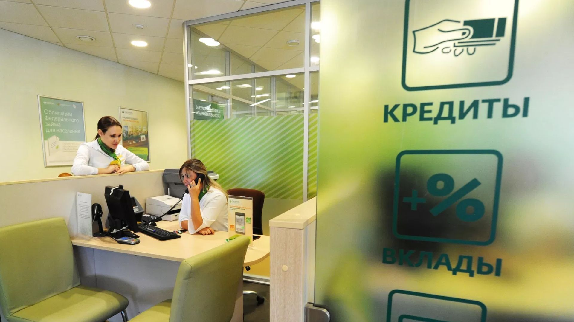 Российские банки массово закрывают отделения, теряя деньги клиентов