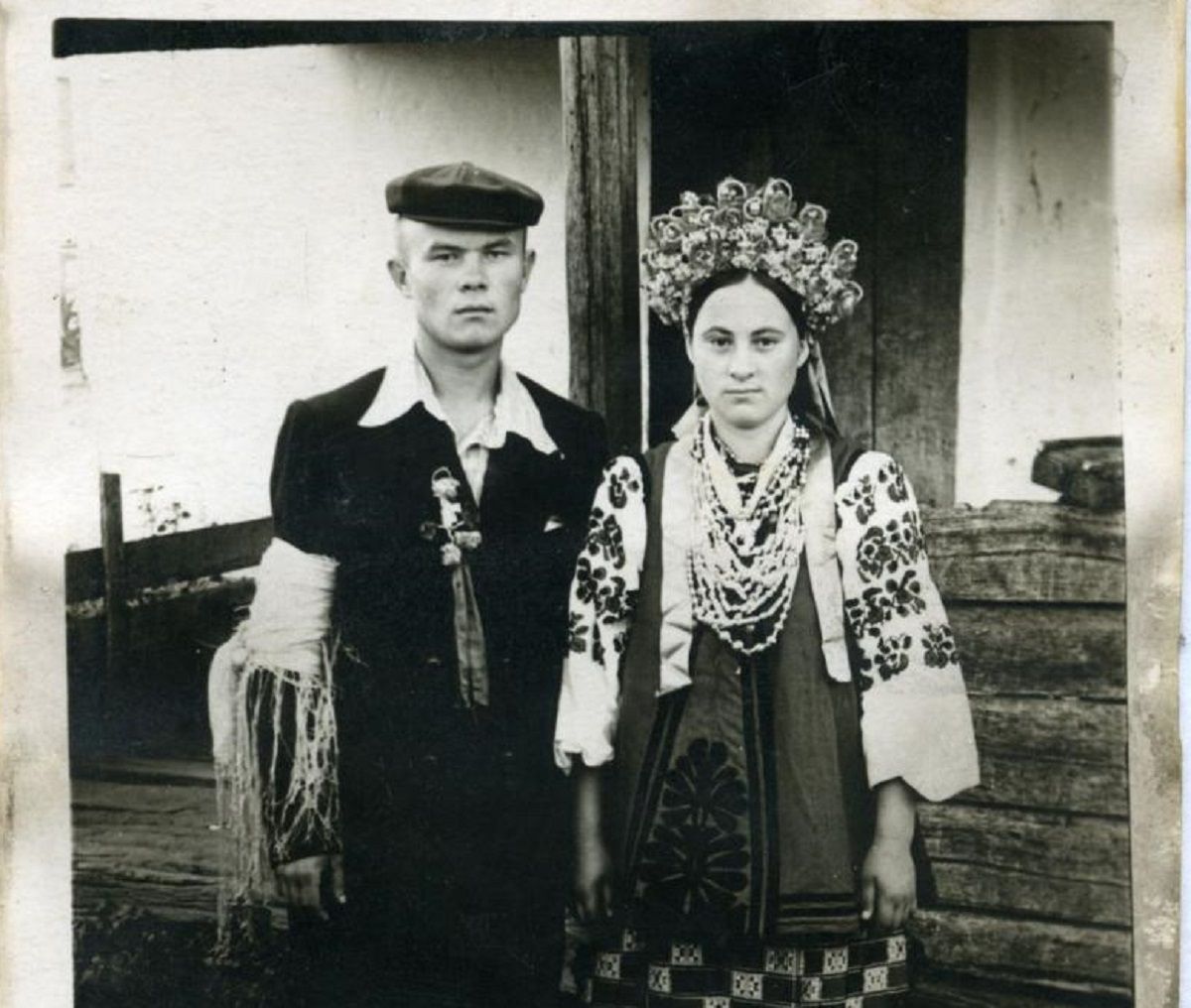 Наречений та наречена в українських нарядах Наречений та наречена в українських нарядах
