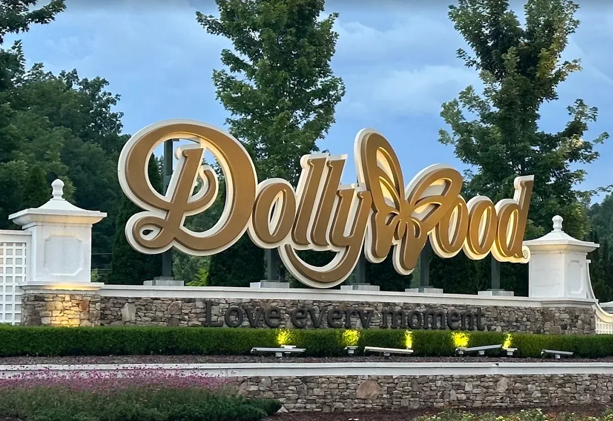 Парк аттракционов Dollywood Парк аттракционов Dollywood