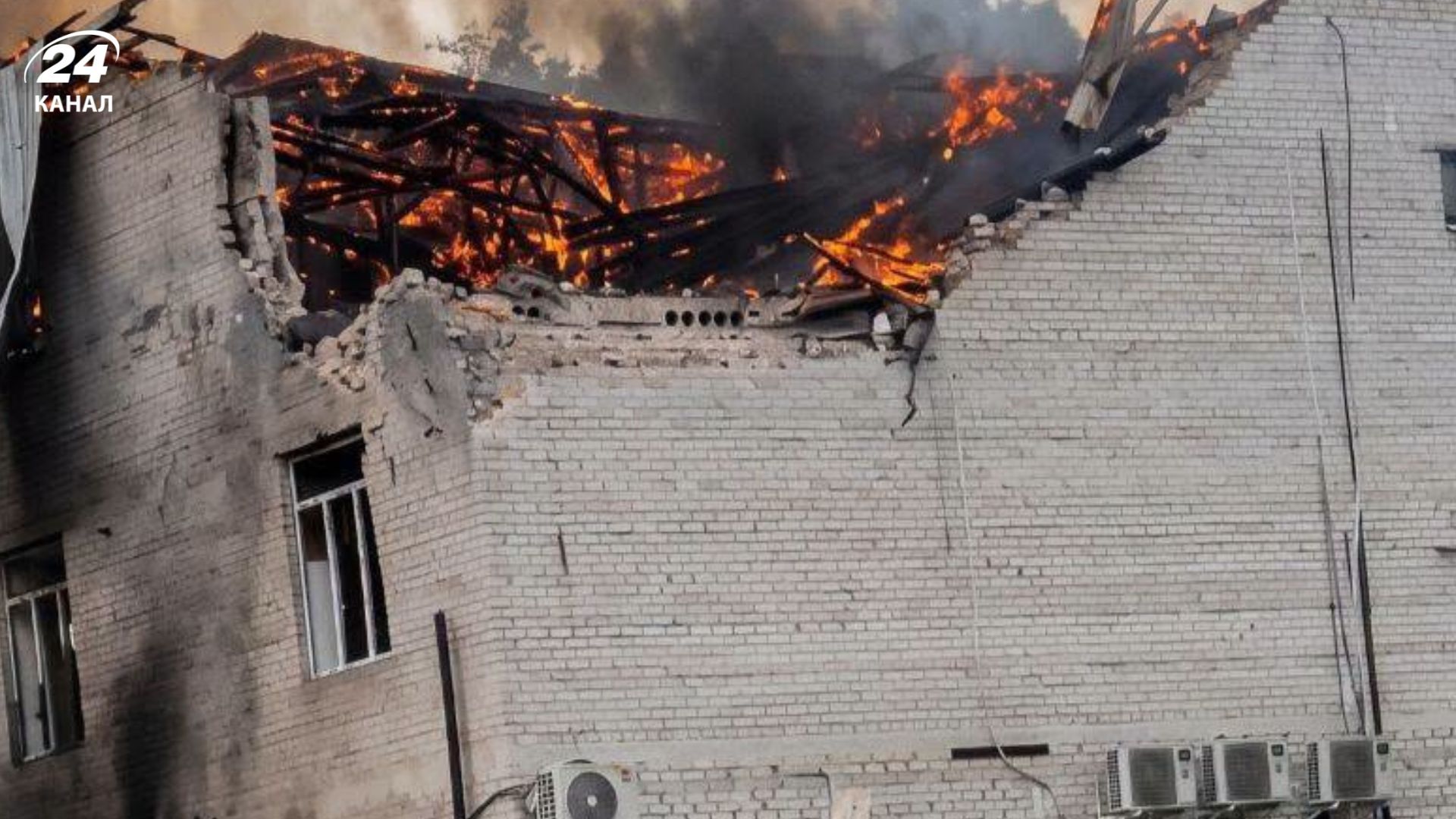 "Люди вистрибували з вікон": Росія двічі вдарила по бізнес-центру у Лозовій