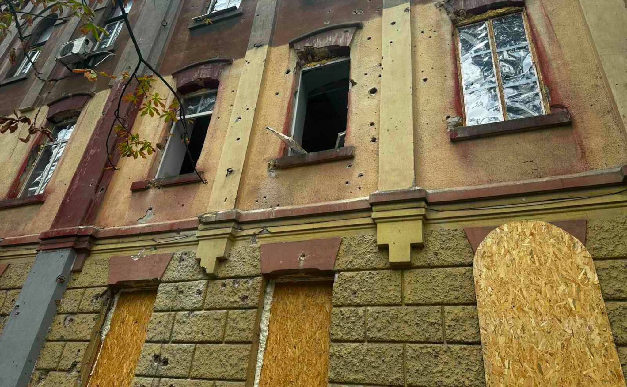 Россия массированно атаковала Одессу БПЛА и ракетами: враг повредил многоквартирный дом