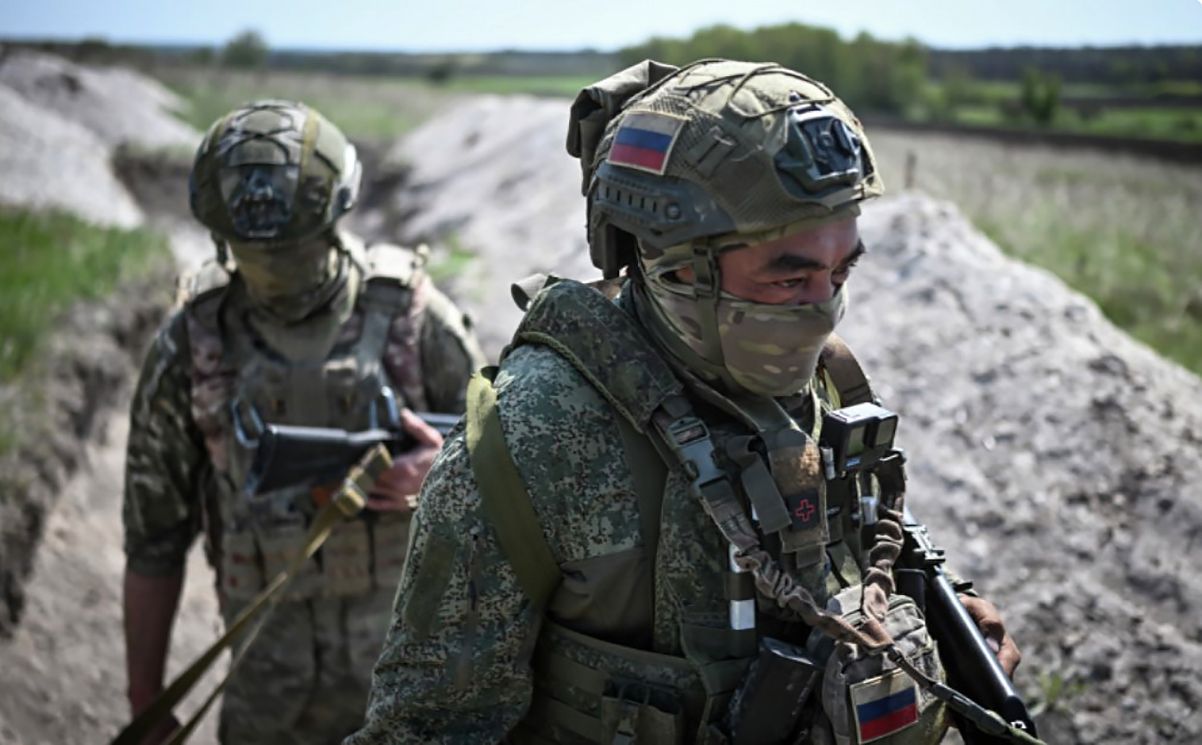 Російські окупанти зі зброєю в руках