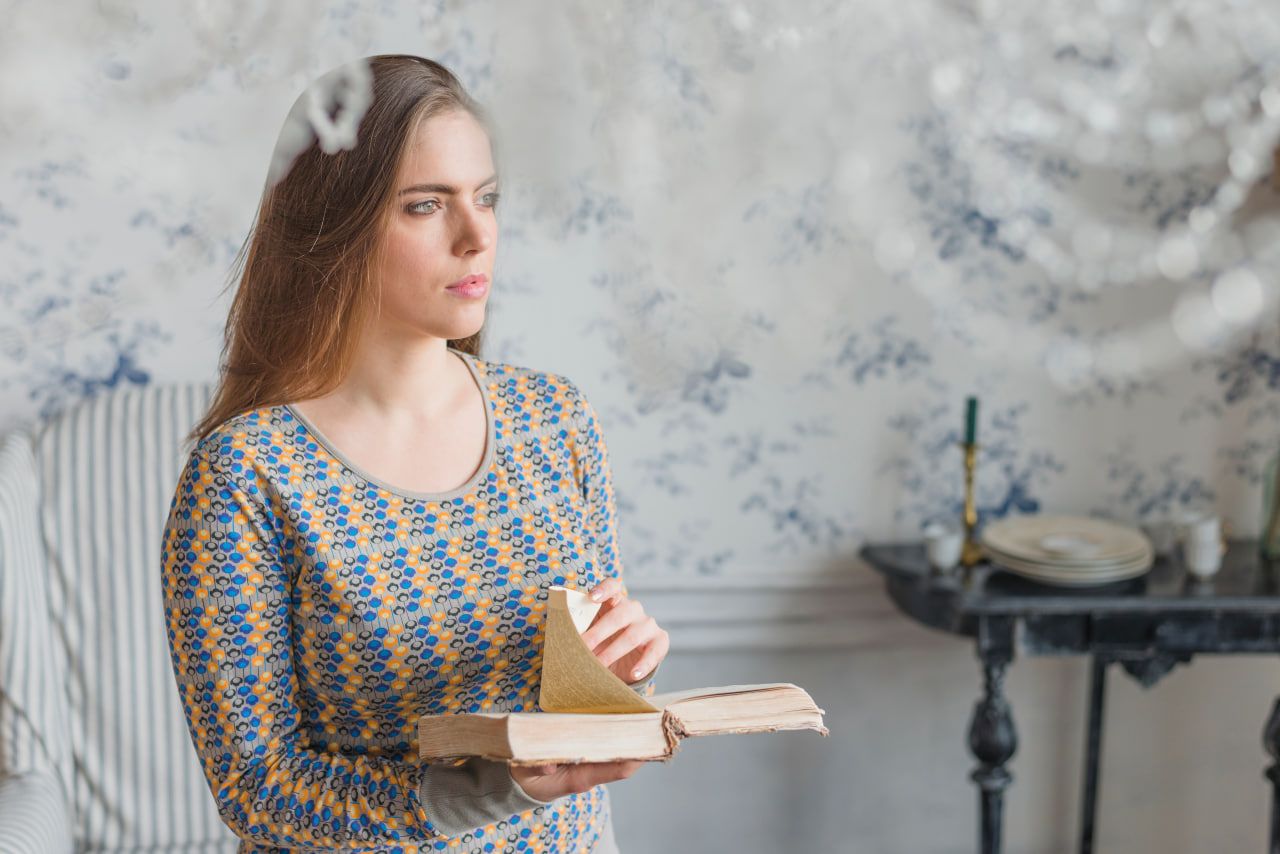 Дівчина з книгою