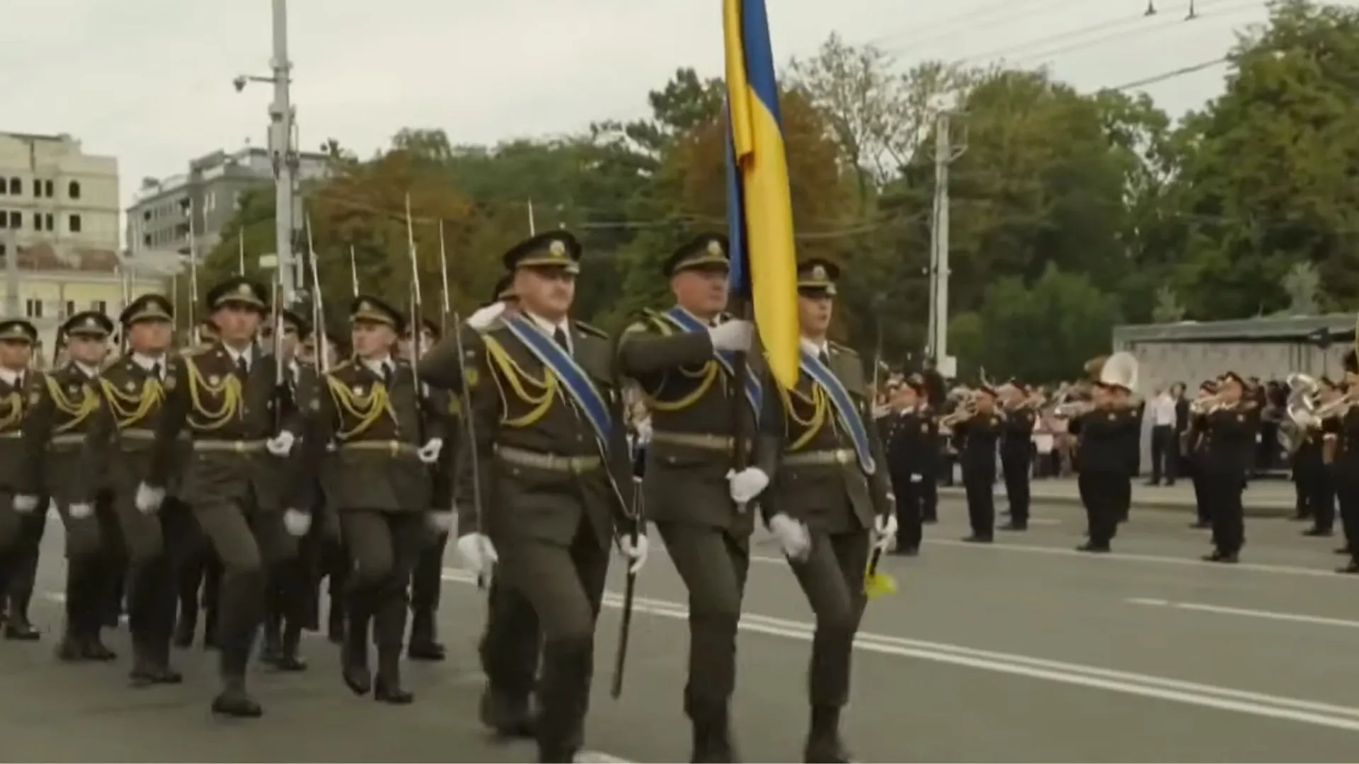 Украинские военные на параде в Молдове / Скриншот Украинские военные на параде в Молдове / Скриншот
