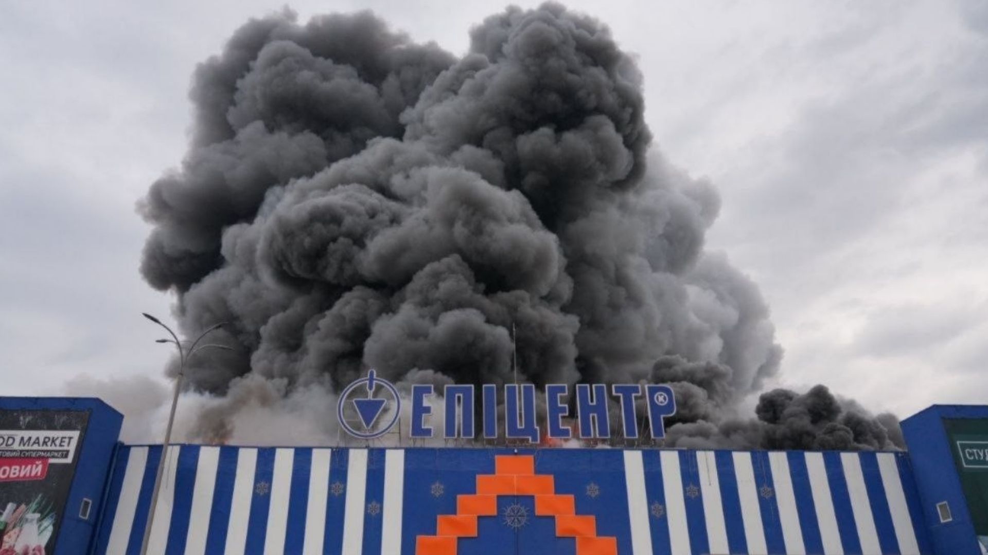 Росіяни вдарили по "Епіцентру" в Запоріжжі: кількість постраждалих зростає