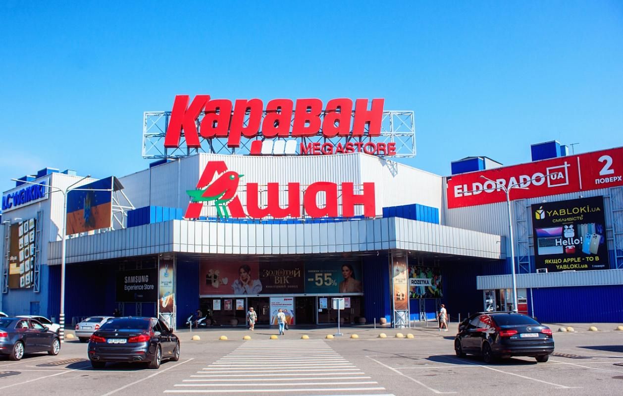 Повертається до життя після удару: відомий ТРЦ у Дніпрі знову відкриває двері