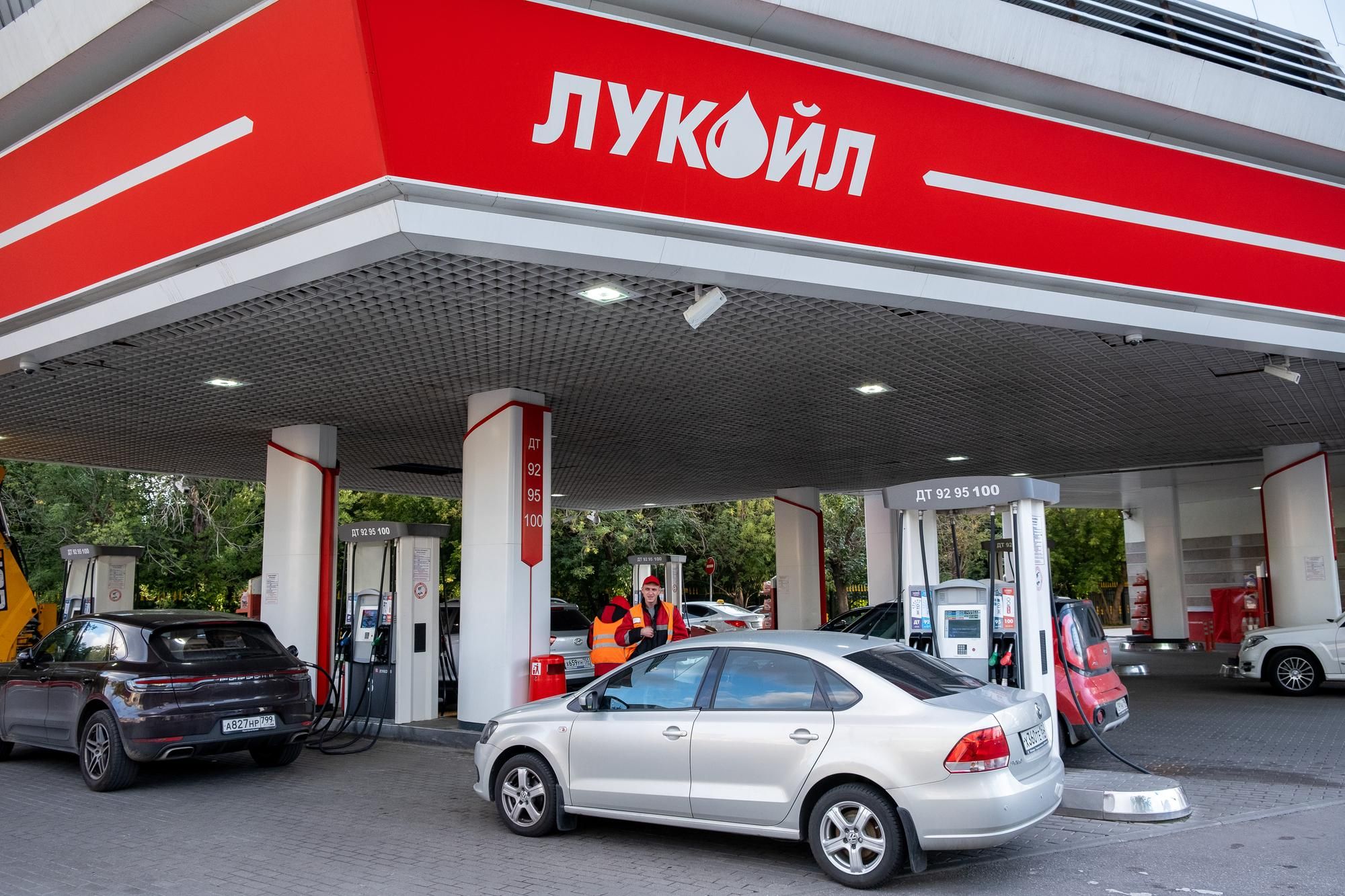 Бензин знову стає розкішшю: черги на російських АЗС повернулися навіть у Москву