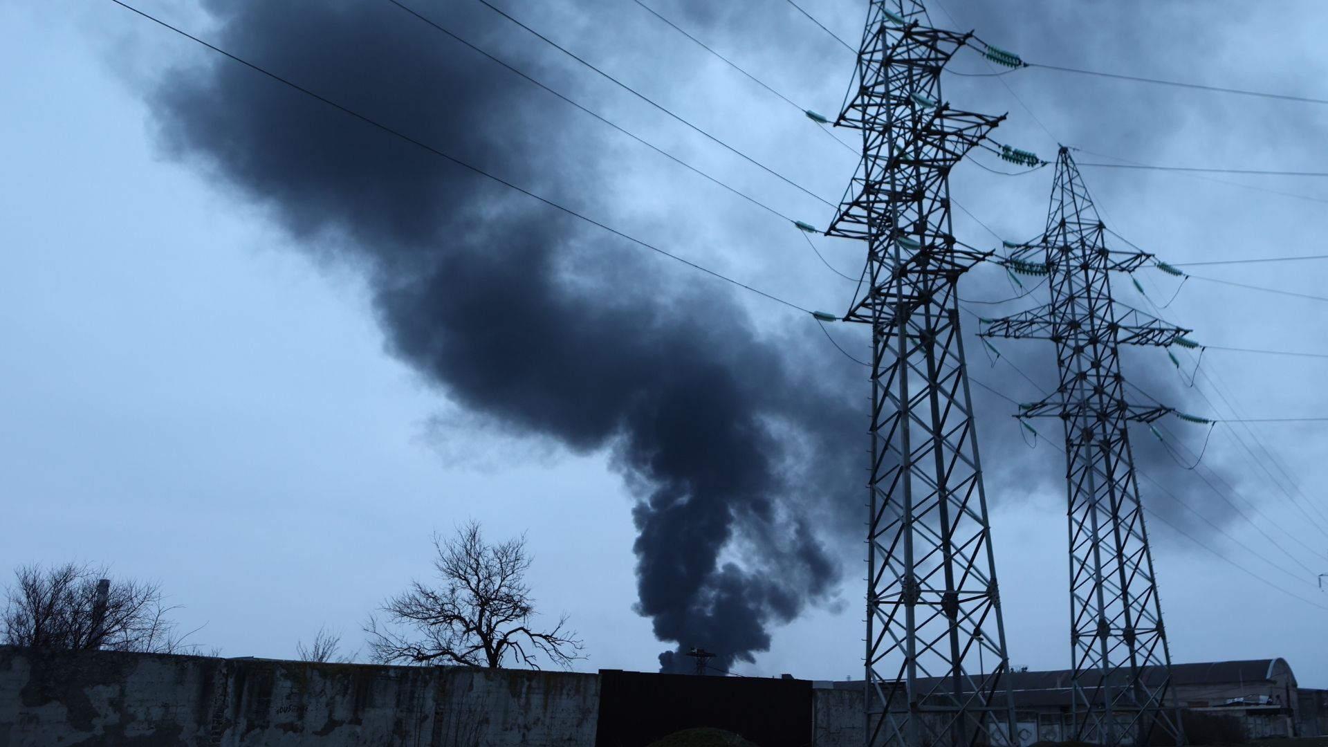 Росіяни б'ють по Київщині другу добу поспіль: під атакою будинки та склади - 24 Канал Росіяни б'ють по Київщині другу добу поспіль: під атакою будинки та склади - 24 Канал