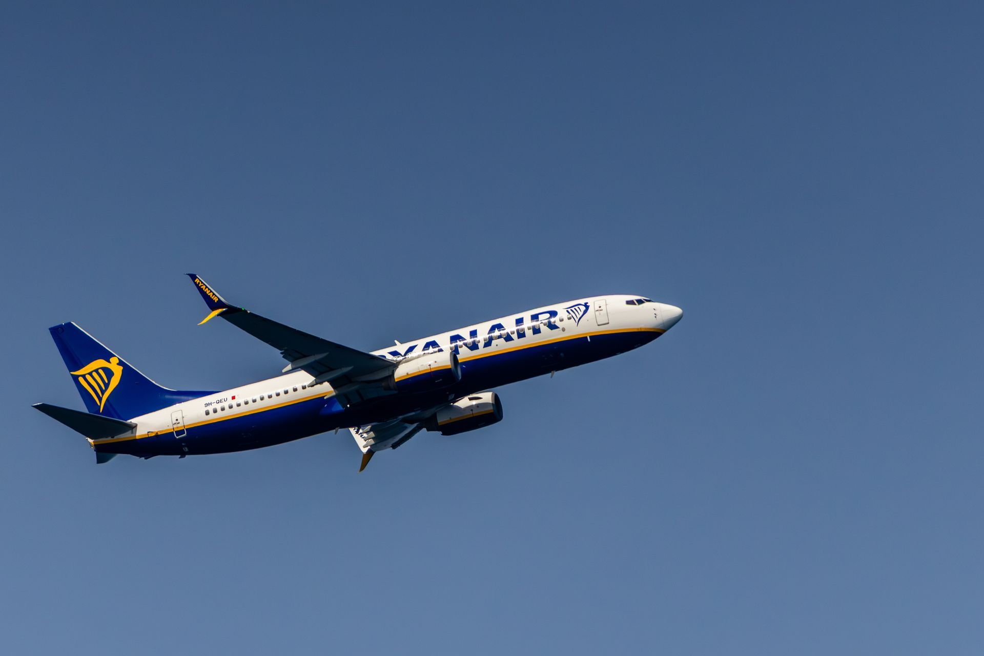 Самолет Ryanair в воздухе
