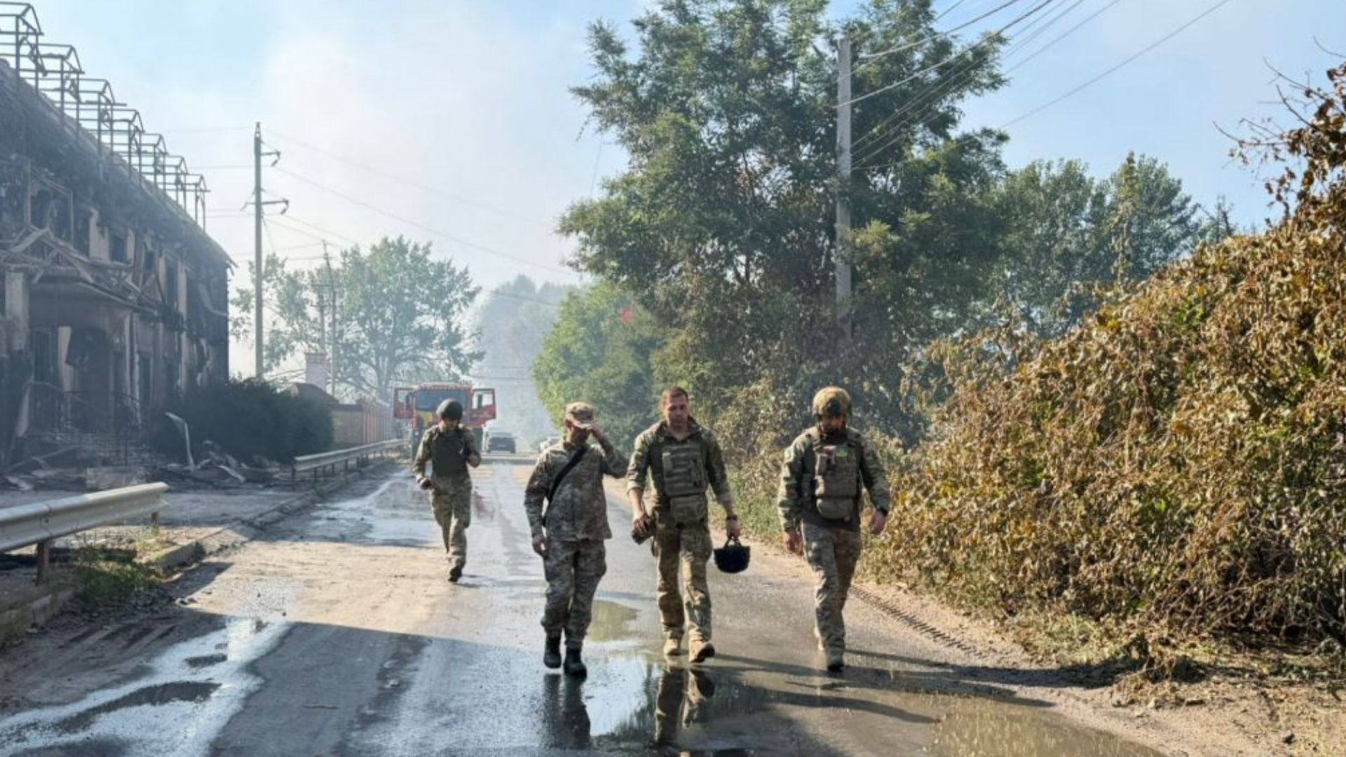 Відмовилися від евакуації заради сусідів: жителі села Мила рятували домівки після вибухів