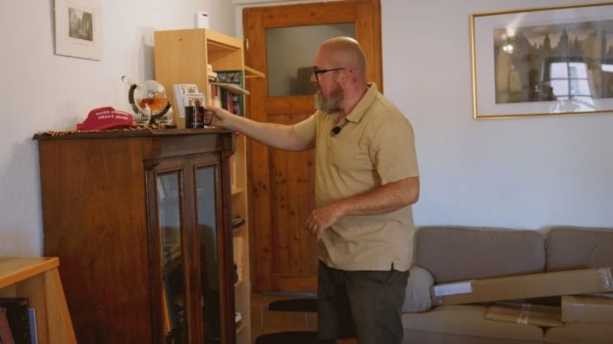 Німецький політик від AfD зберігає у себе чашку з символікою російської армії Німецький політик від AfD зберігає у себе чашку з символікою російської армії