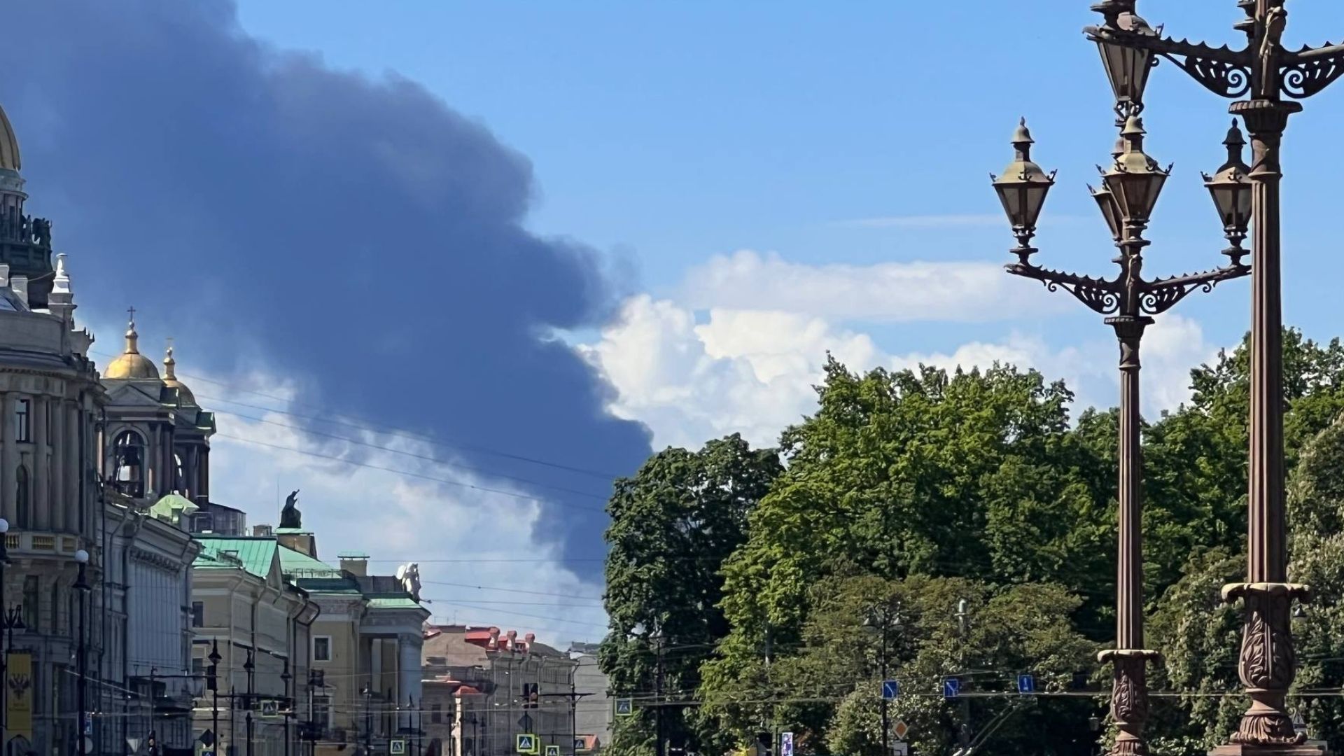 У Києві пролунали вибухи, над столицею зафіксували ворожі дрони