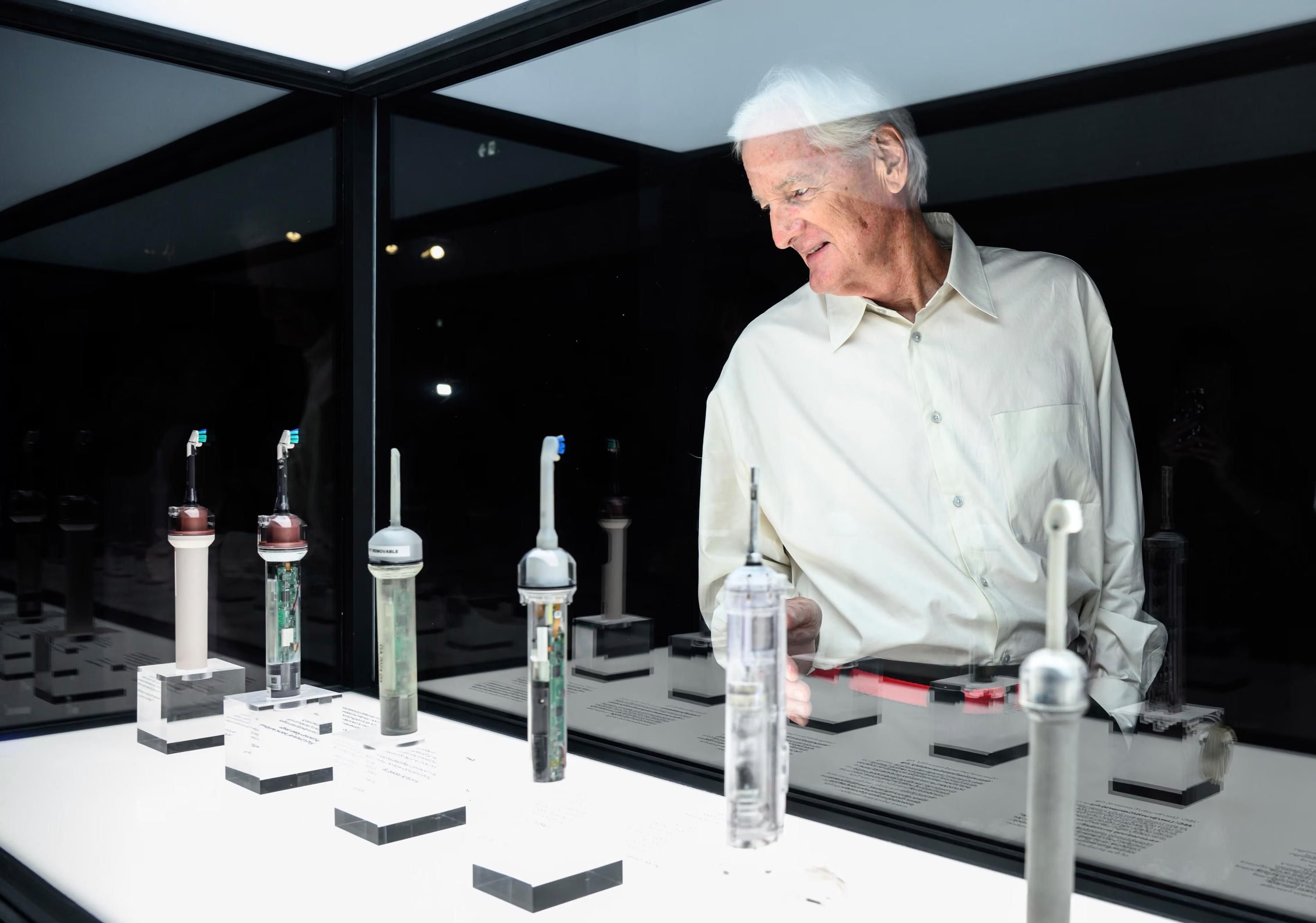 Компания Dyson представила зубную щетку стоимостью 560 долларов, которая показывает, что происходит во рту