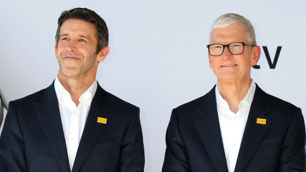 Apple розсекретила заробітну плату нового гендиректора Джона Тернуса і колишнього CEO Тіма Кука