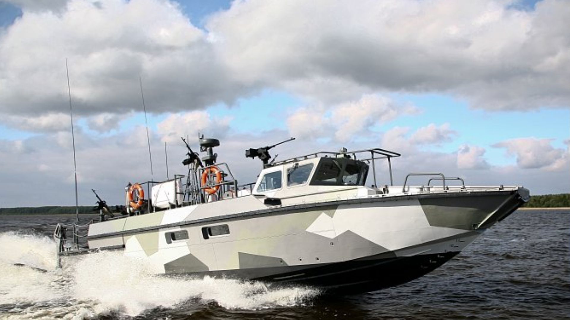 Українські військові уразили десантний катер, комплекс РЕБ та склади окупантів - 24 Канал Українські військові уразили десантний катер, комплекс РЕБ та склади окупантів - 24 Канал