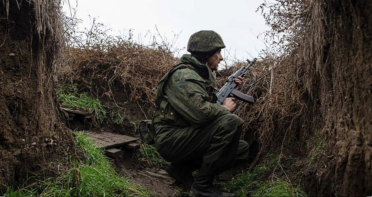 Российский солдат с оружием в руках