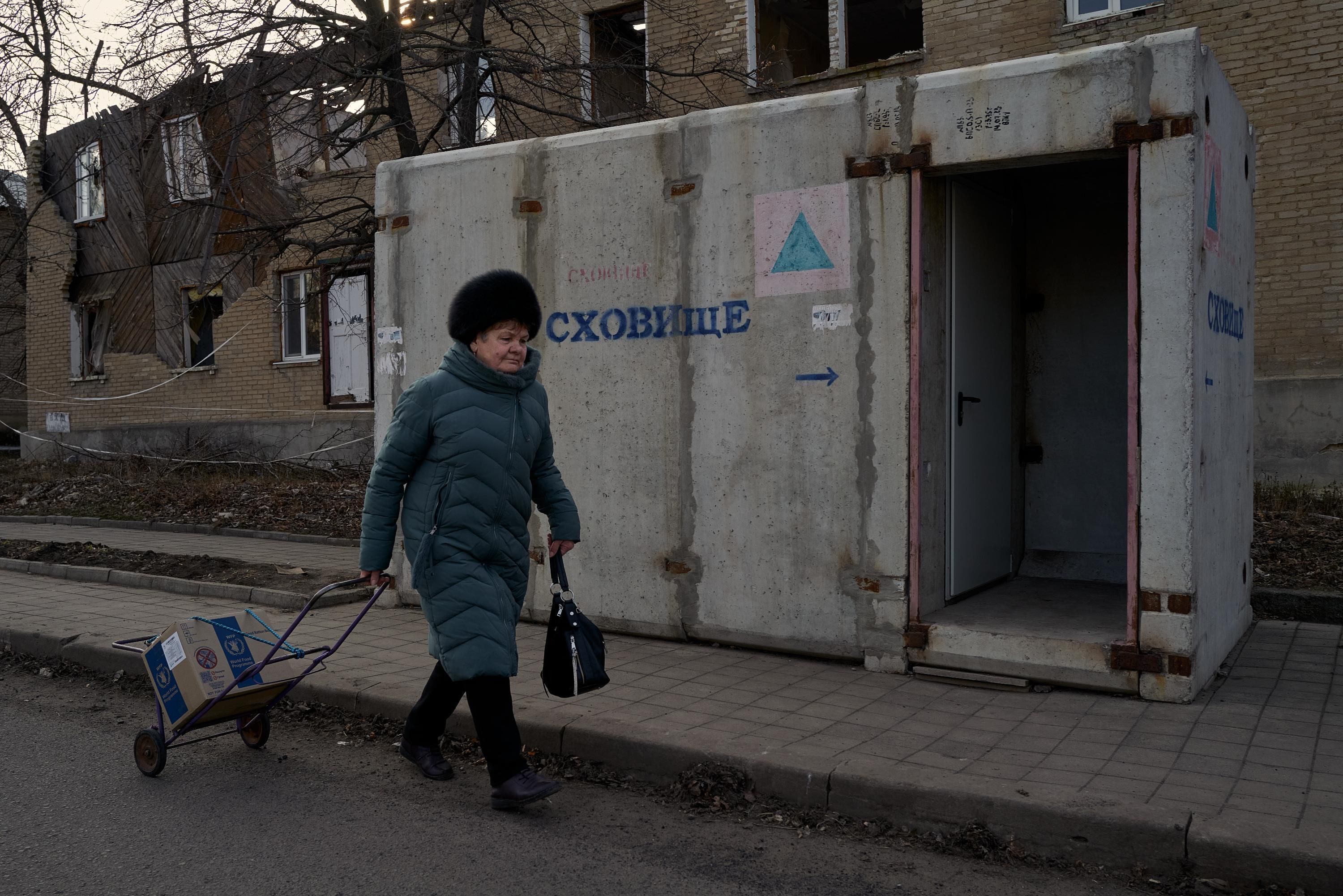 Українцям пояснили, що робити, якщо не пускають в укриття
