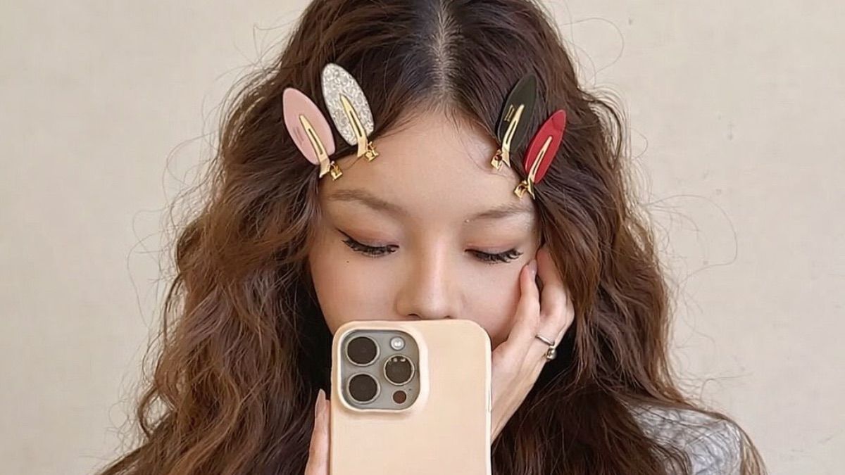 Популярная прическа с заколками в 2000-х Популярная прическа с заколками в 2000-х