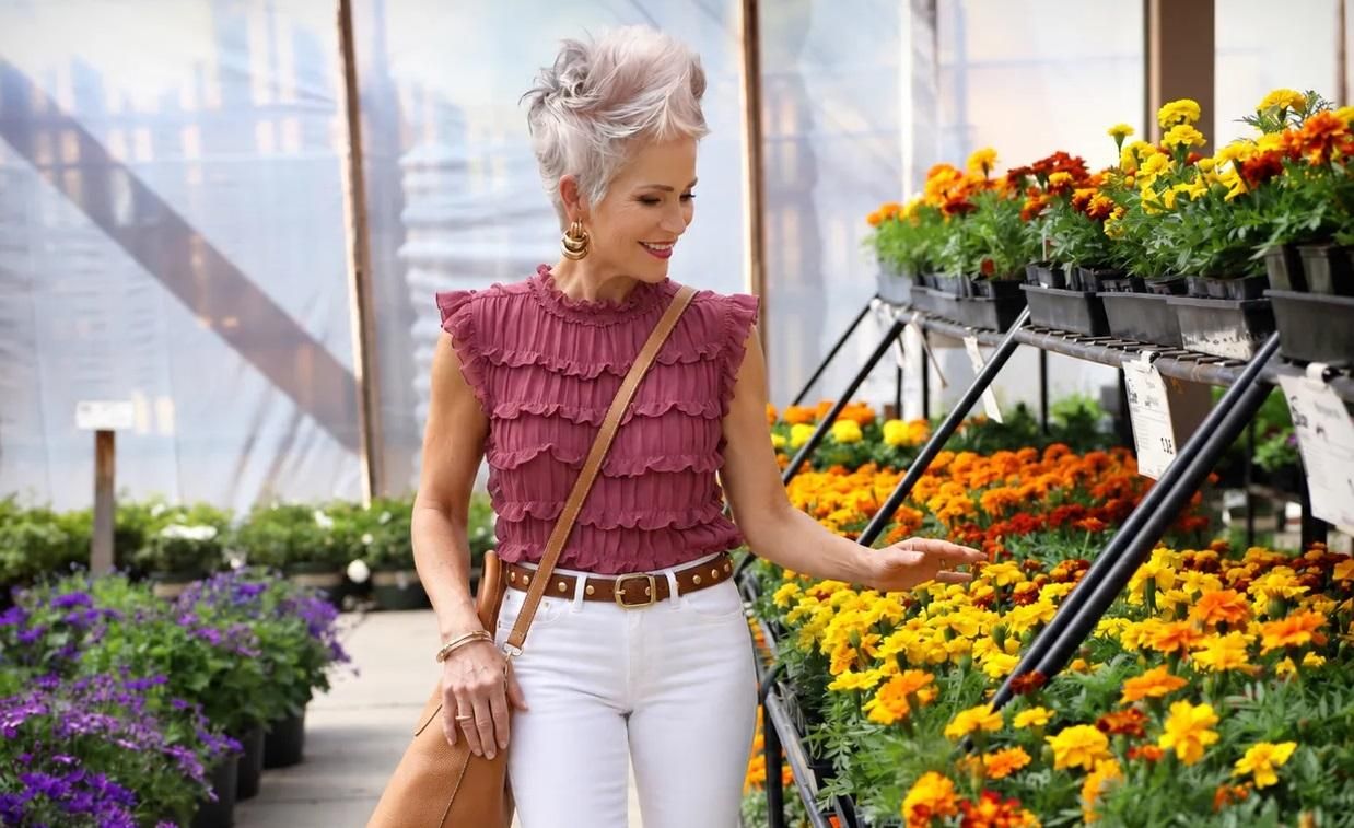 Женщина в белых джинсах и розовом топе Женщина в белых джинсах и розовом топе