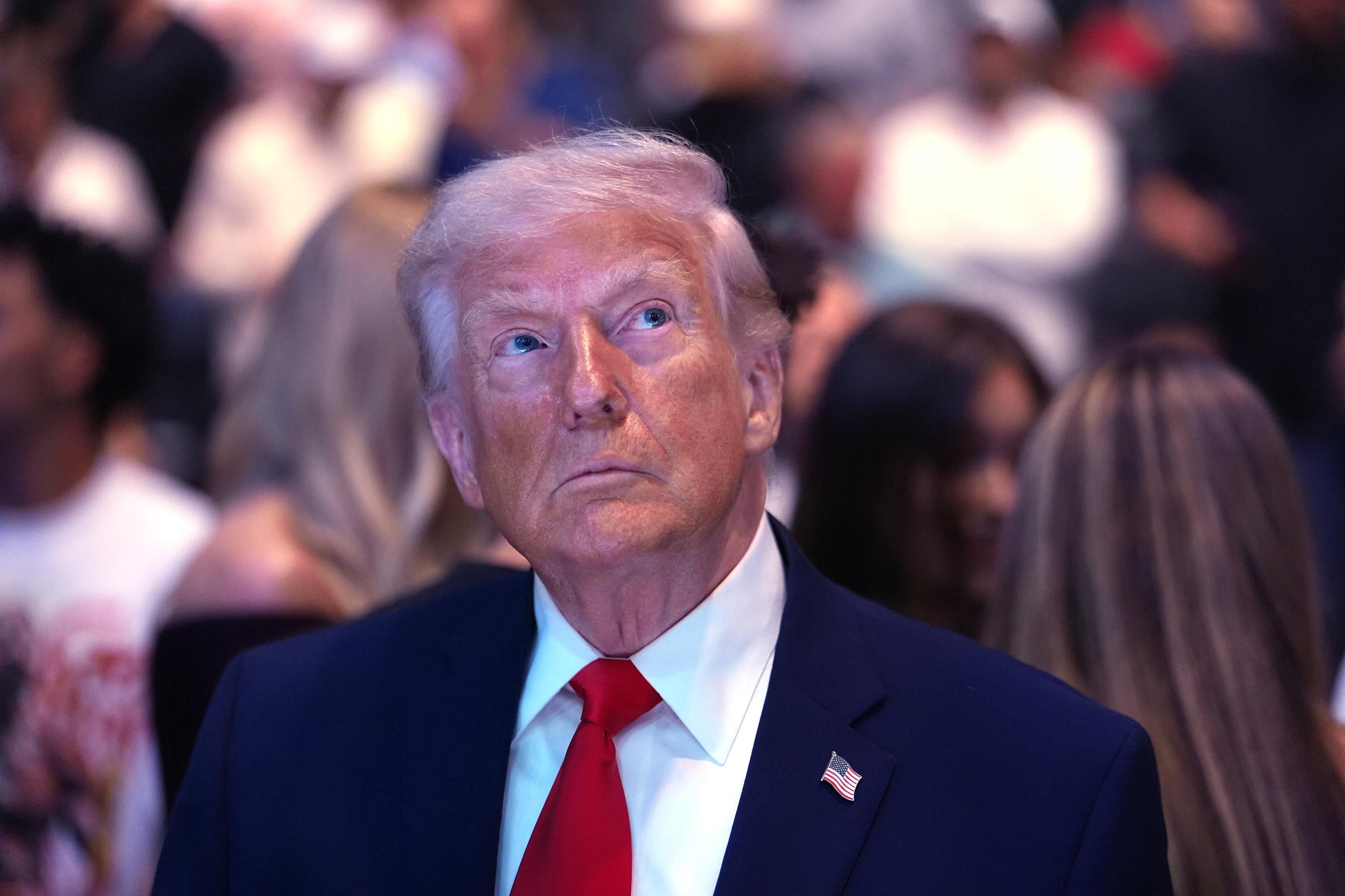 З блондина в брюнета: Дональд Трамп здивував мережу раптовою зміною кольору волосся