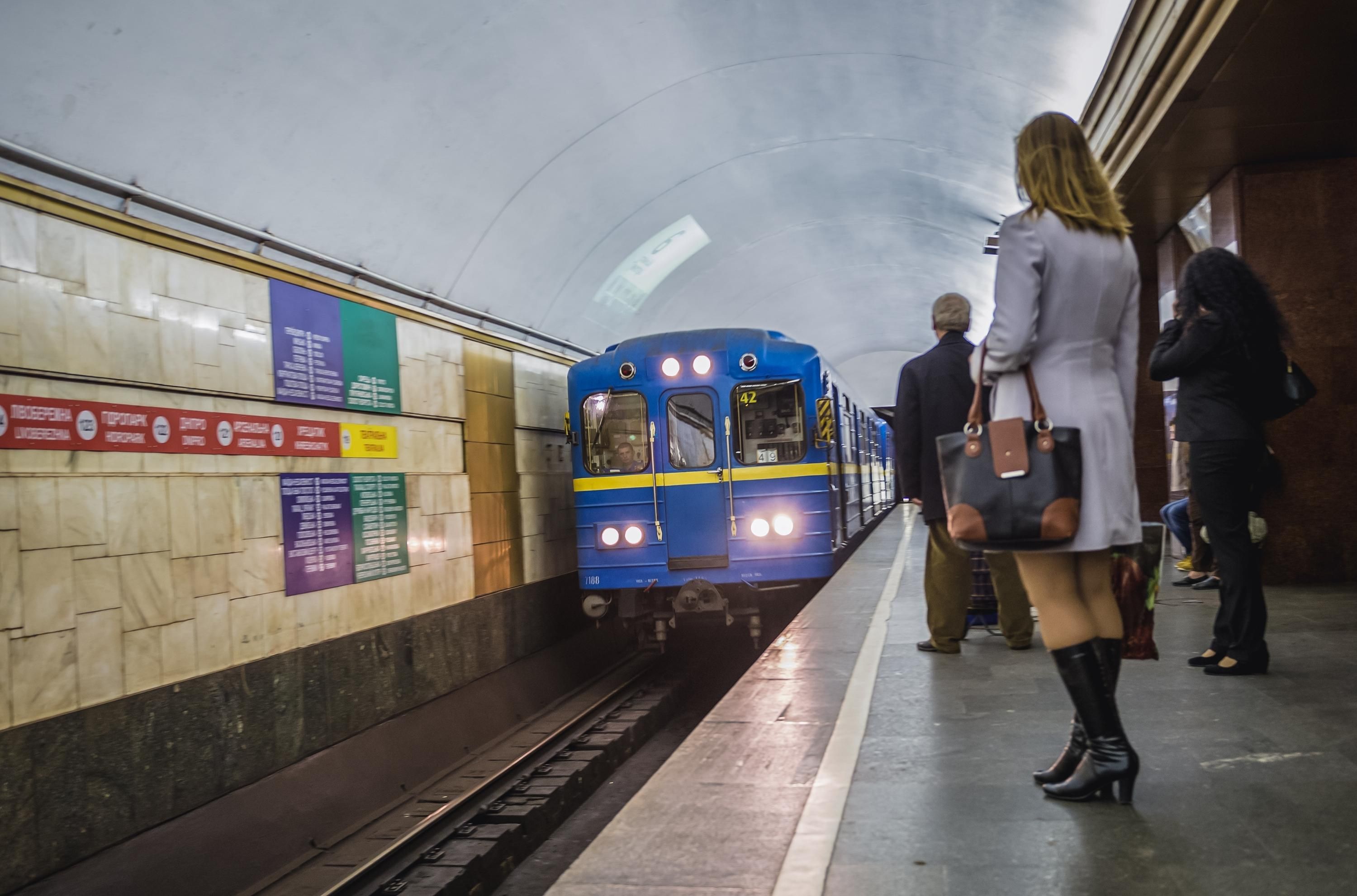 Киевский метрополитен заказал тысячи стульев для людей, находящихся в убежищах
