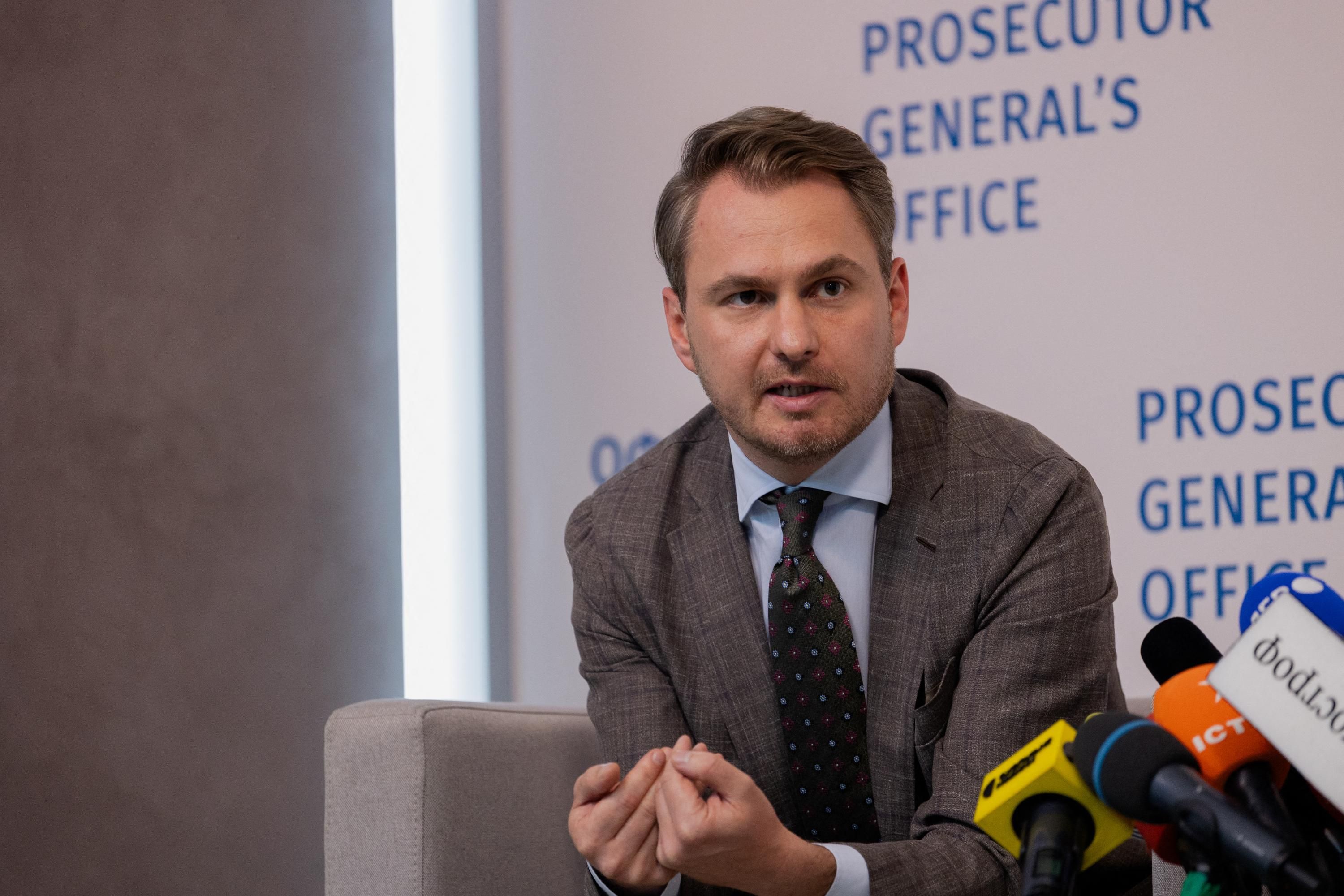 Обыски в ОГП: Кравченко объяснил действия охраны и перечислил вещи, изъятые детективами - 24 Канал