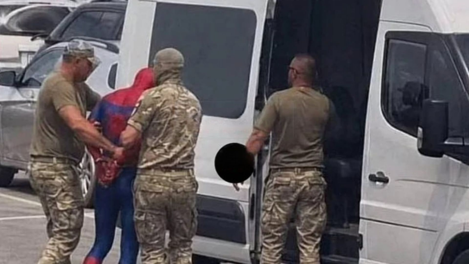 Волынский ТЦК опроверг информацию о мобилизации мужчины в костюме Человека-паука Волынский ТЦК опроверг информацию о мобилизации мужчины в костюме Человека-паука