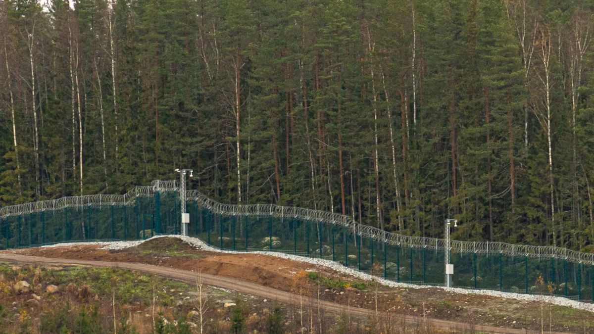 Кордон Фінляндії з Росією укріпили 200-кілометровим парканом