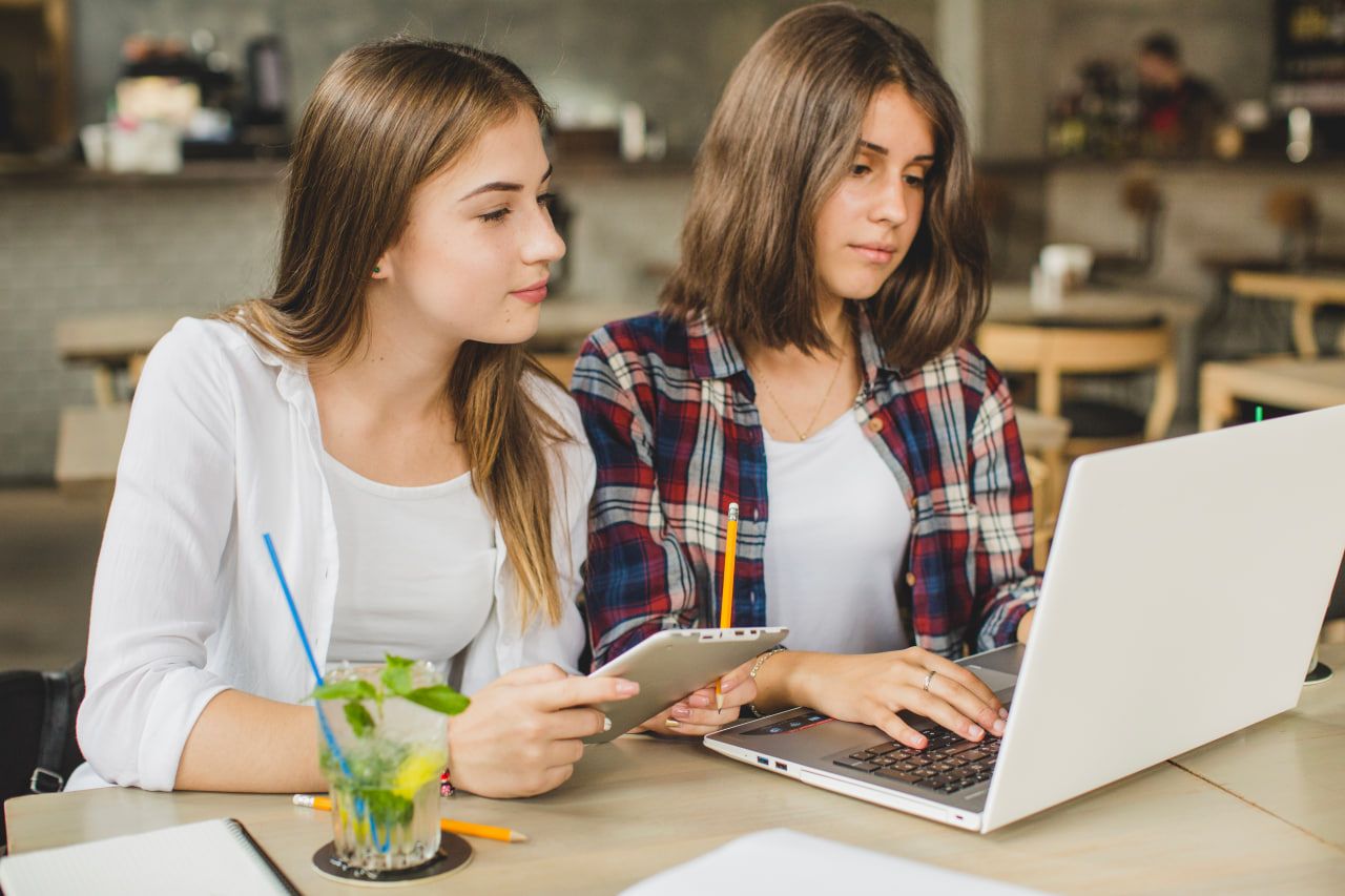 Девушки за компьютером Девушки за компьютером