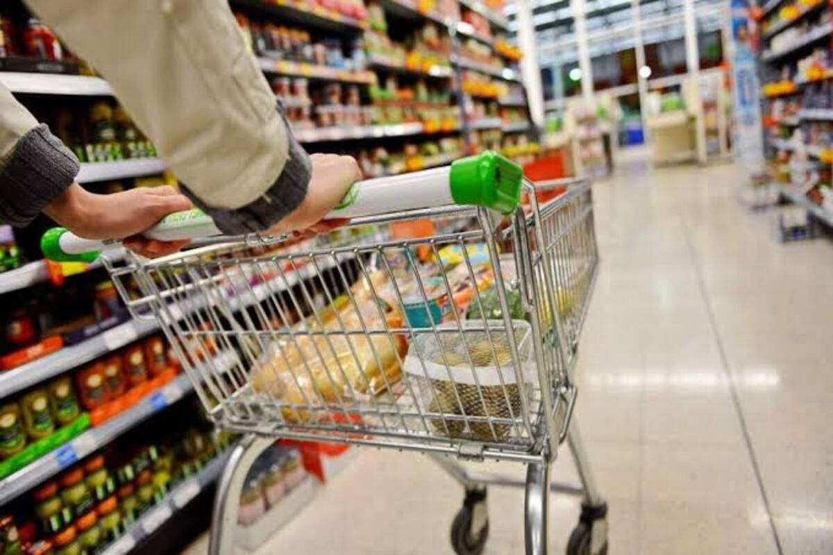 Українці масово запасаються продуктами Українці масово запасаються продуктами