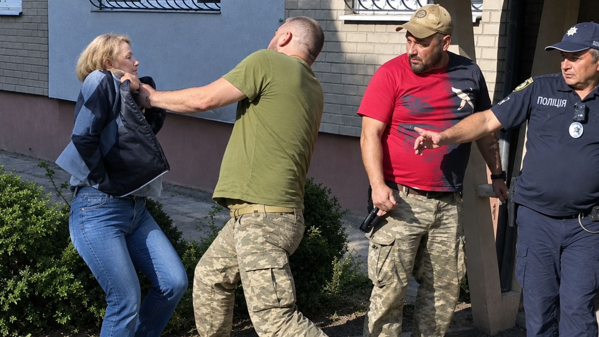 Військовий ТЦК нібито силою витягнув жінку з під'їзду у Львові: хто спровокував сутичку