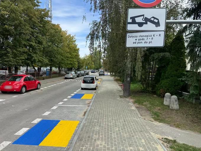 Жовто-блакитна розмітка збурила громаду: у Польщі вибухнув скандал через шкільне паркування - 24 Канал