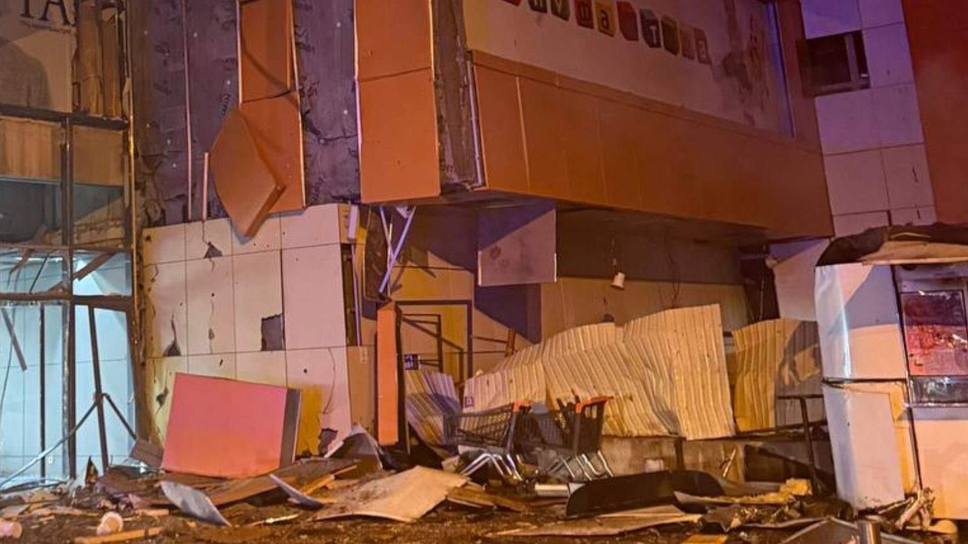 Російський "Шахед" вдарив по торговому центру в Сумах: є жертва - 24 Канал Російський "Шахед" вдарив по торговому центру в Сумах: є жертва - 24 Канал