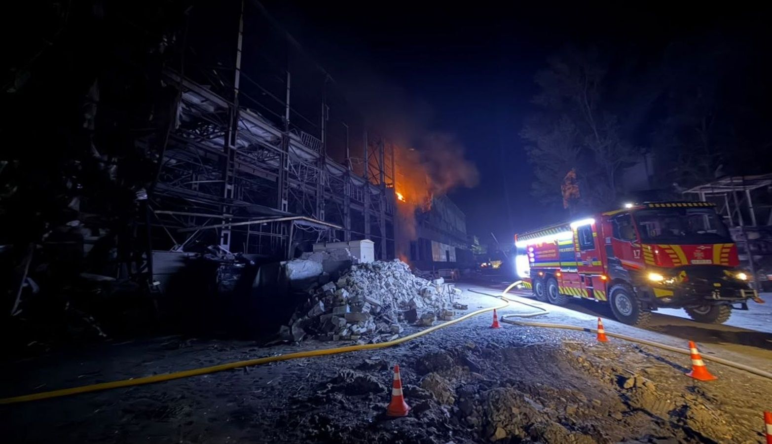 Россия в очередной раз нанесла удар по Киеву: в одном из районов возник пожар