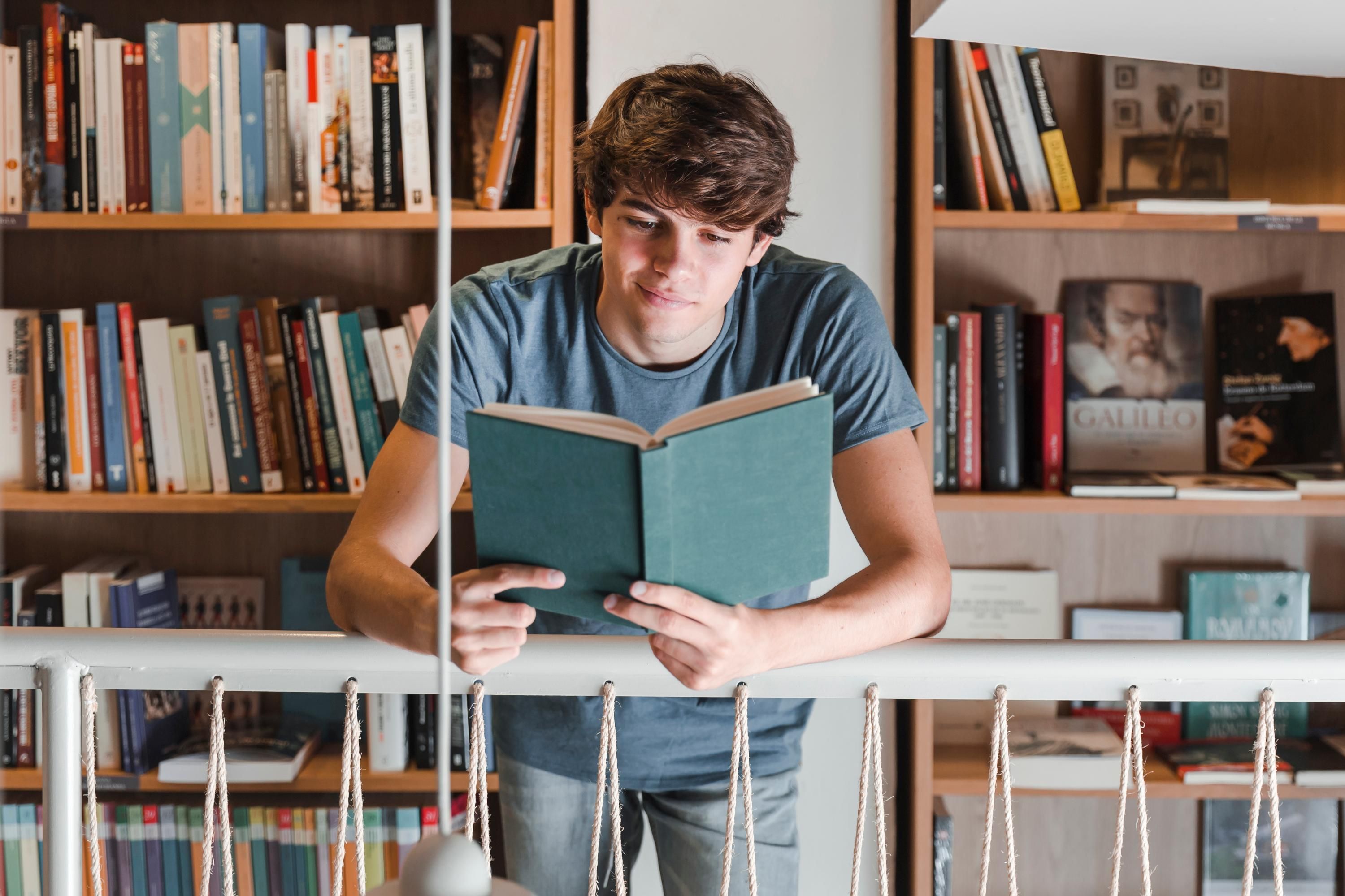 Хлопець читає книгу Хлопець читає книгу