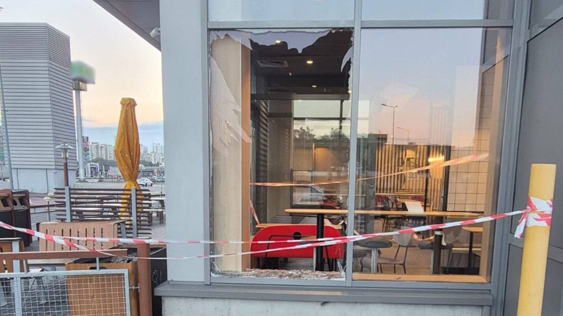 Пошкоджено McDonald's у Києві внаслідок атаки Росії Пошкоджено McDonald's у Києві внаслідок атаки Росії