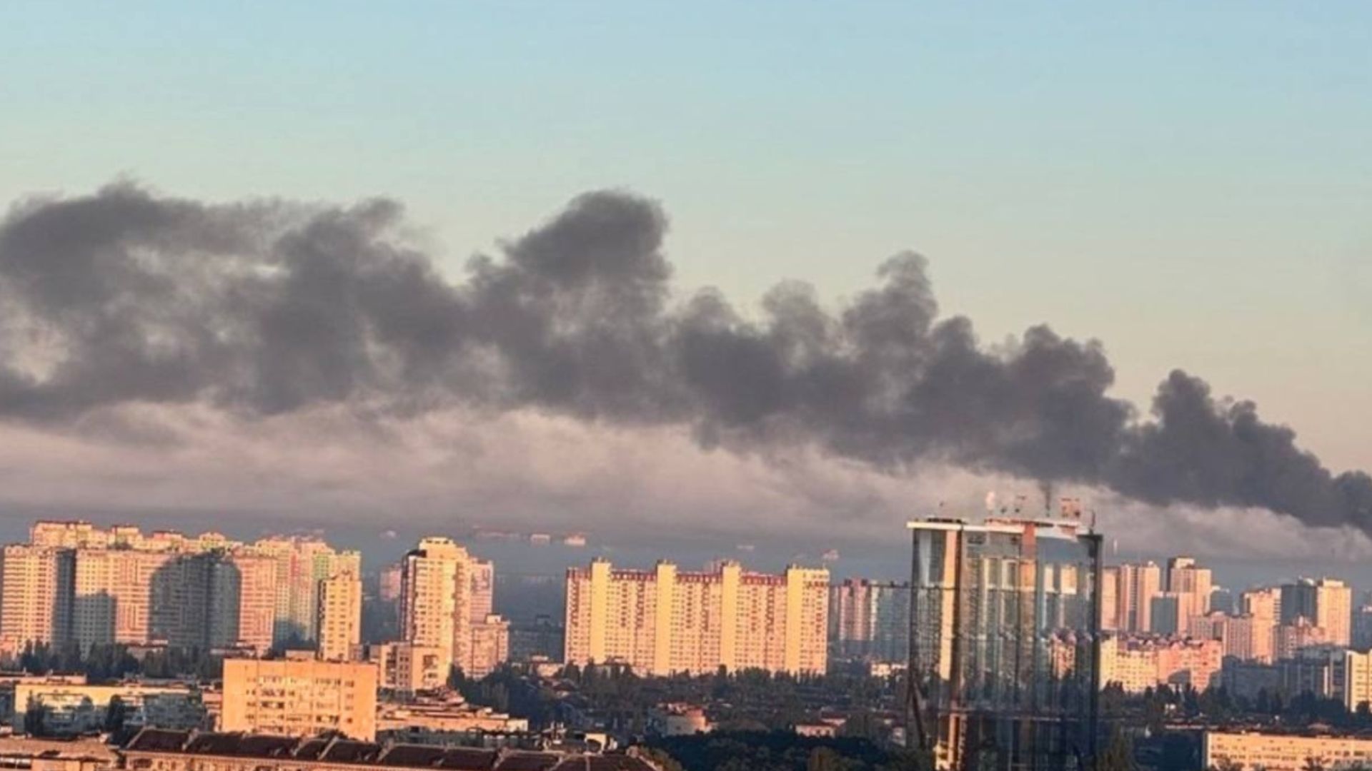 У Києві пролунали вибухи: над містом піднявся величезний стовп диму