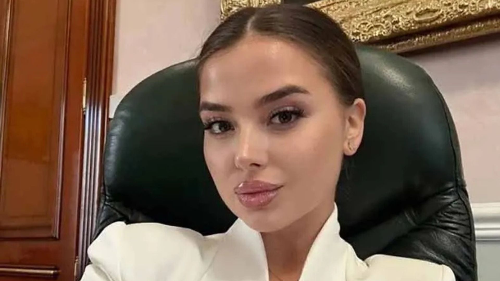 24-летняя "Муза" из фильмов "Карфагена" объяснила, откуда у нее столько дорогих украшений